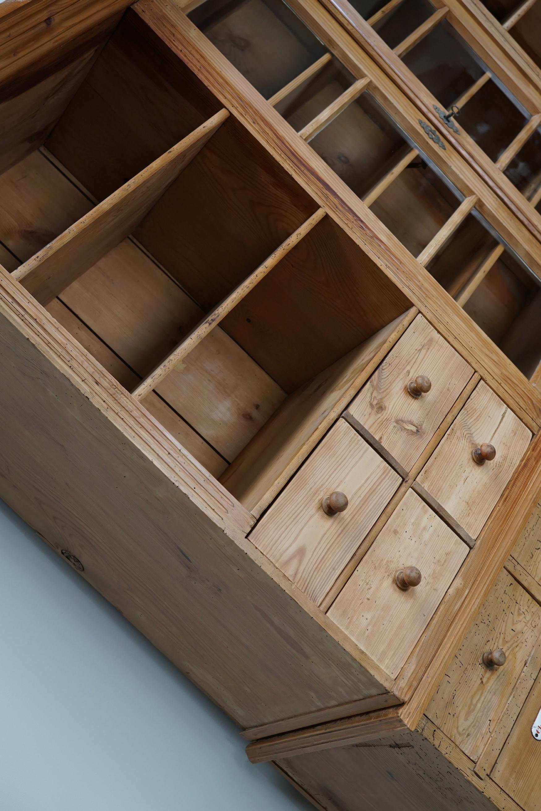 Grande armoire d'apothicaire / vitrine ancienne en pin allemand début 20ème siècle en vente 9