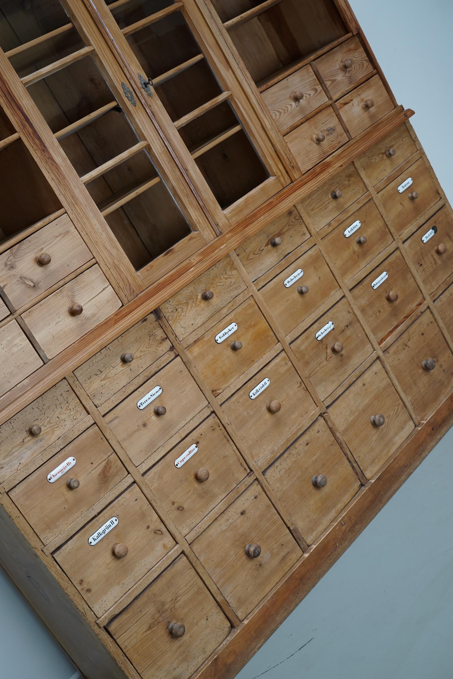 Grande armoire d'apothicaire / vitrine ancienne en pin allemand début 20ème siècle en vente 10