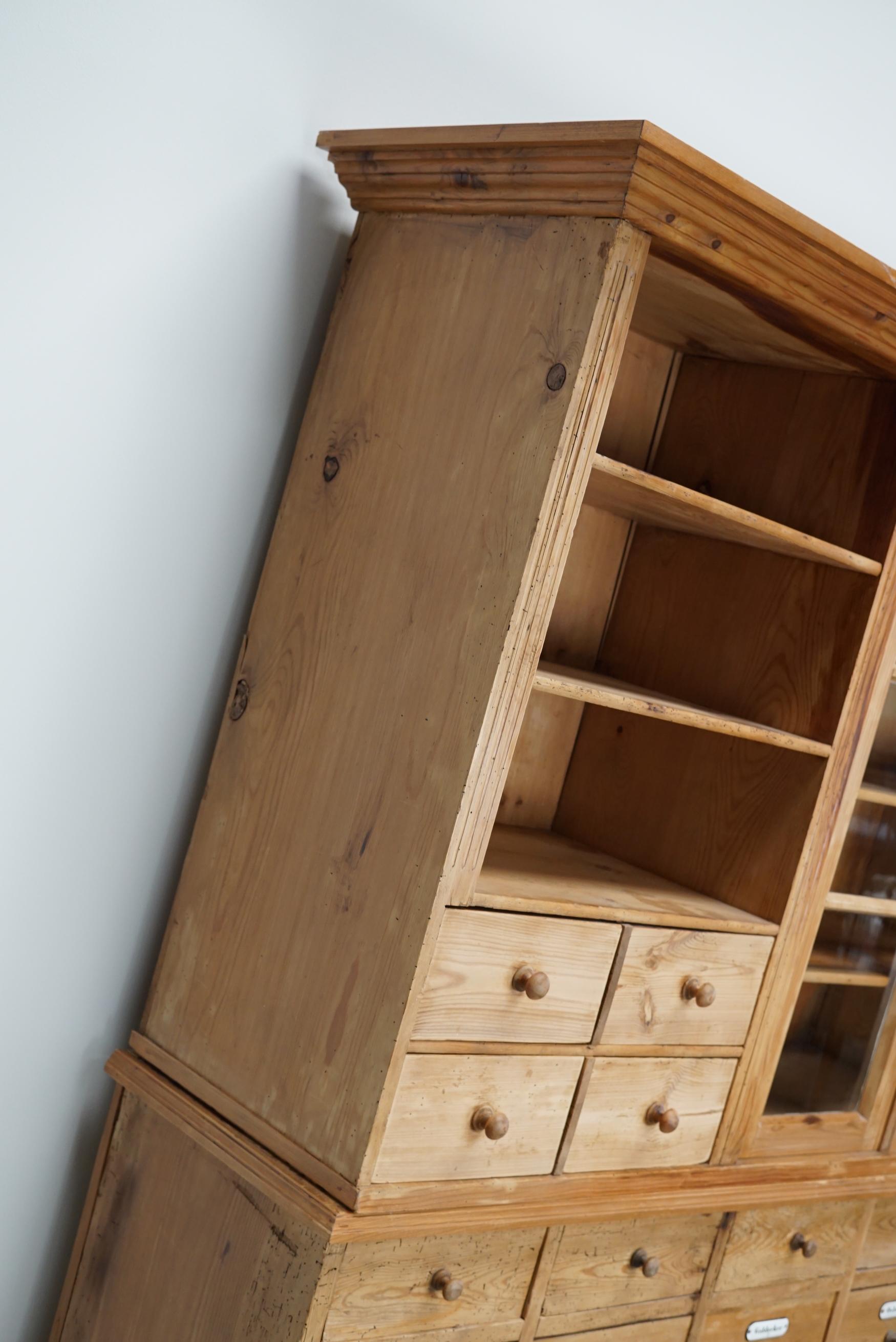 Grande armoire d'apothicaire / vitrine ancienne en pin allemand début 20ème siècle en vente 11