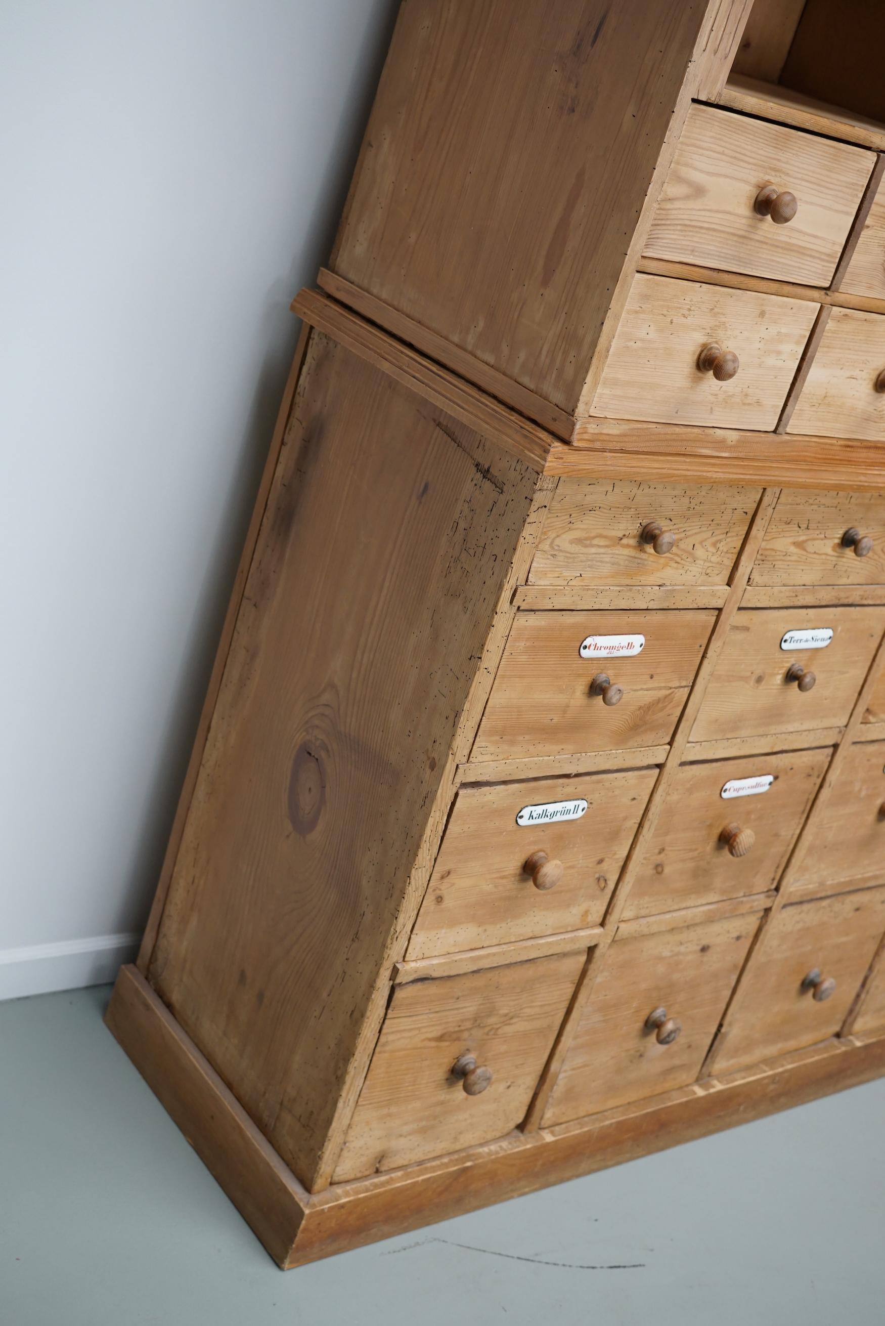 Grande armoire d'apothicaire / vitrine ancienne en pin allemand début 20ème siècle en vente 12