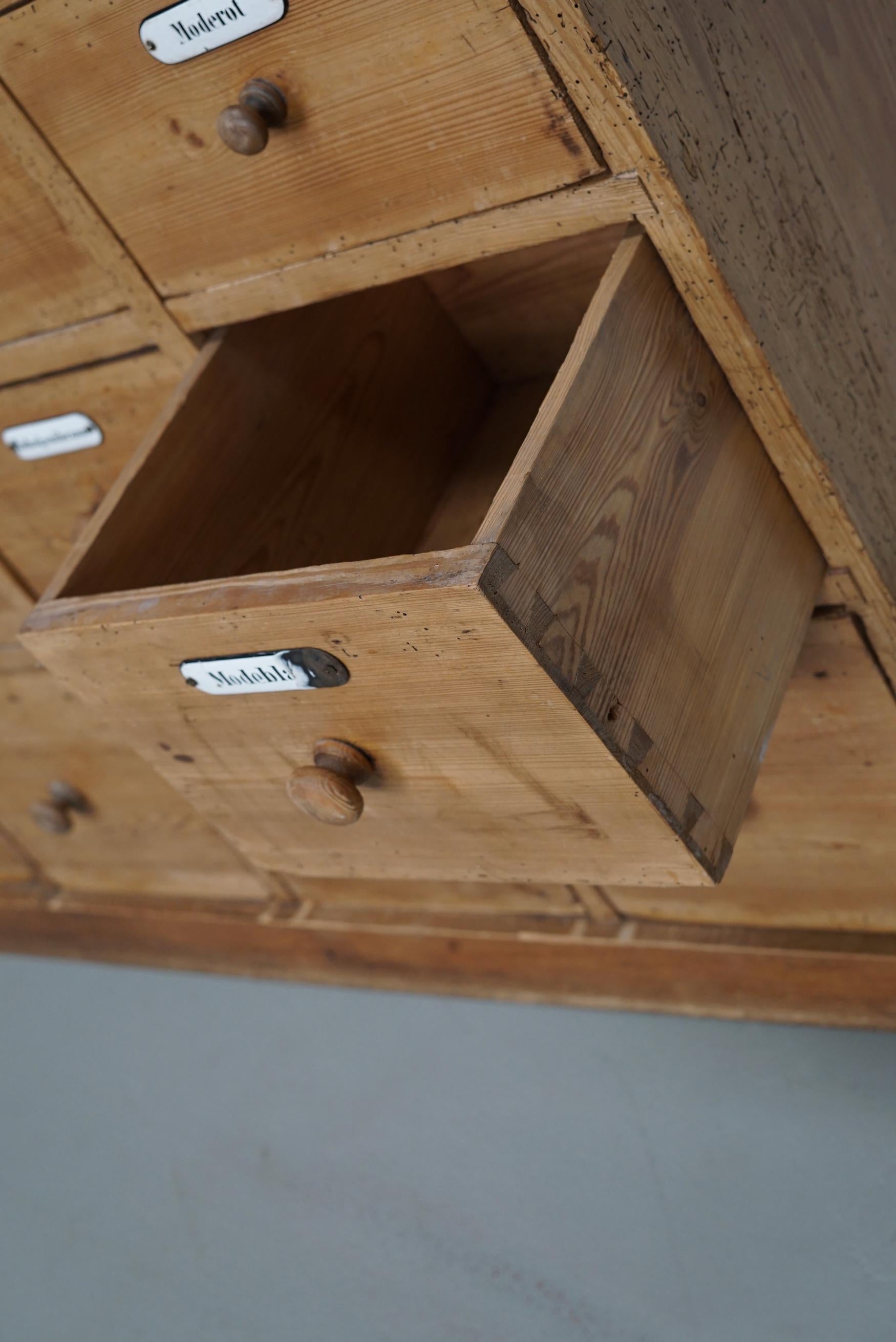 Cette superbe armoire à pharmacie rustique a été fabriquée en Allemagne au début du siècle. Il a été très bien fabriqué et conserve une belle patine et une belle couleur. Le meuble a été restauré dans le passé et certaines pièces ont été