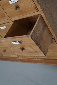 Großer antiker deutscher Apothekerschrank aus Kiefernholz / Vitrine, frühes 20. Jahrhundert