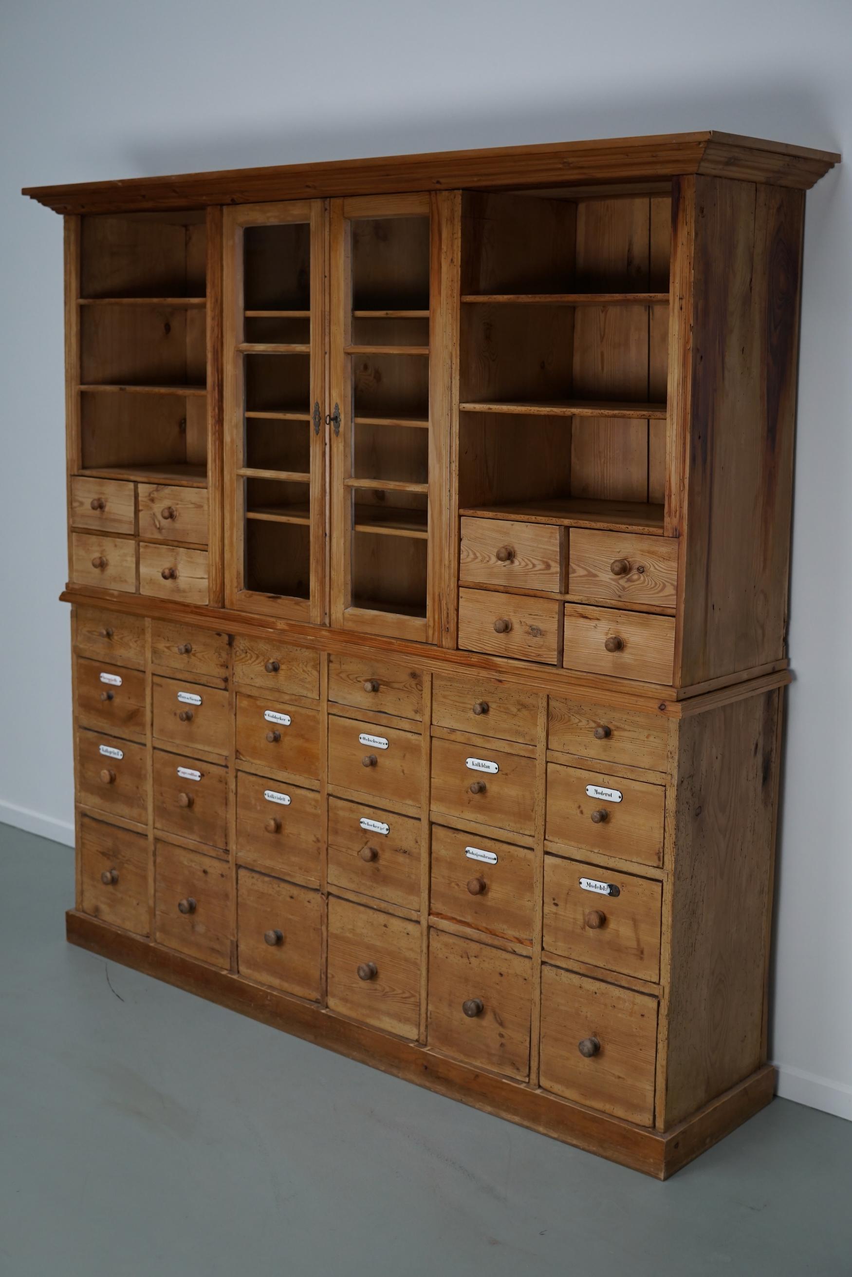 Allemand Grande armoire d'apothicaire / vitrine ancienne en pin allemand début 20ème siècle en vente