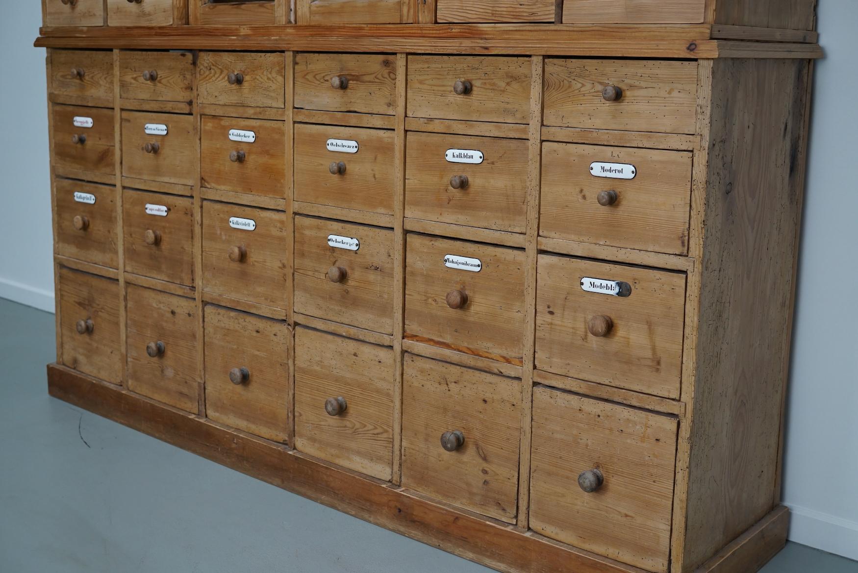 Pin Grande armoire d'apothicaire / vitrine ancienne en pin allemand début 20ème siècle en vente