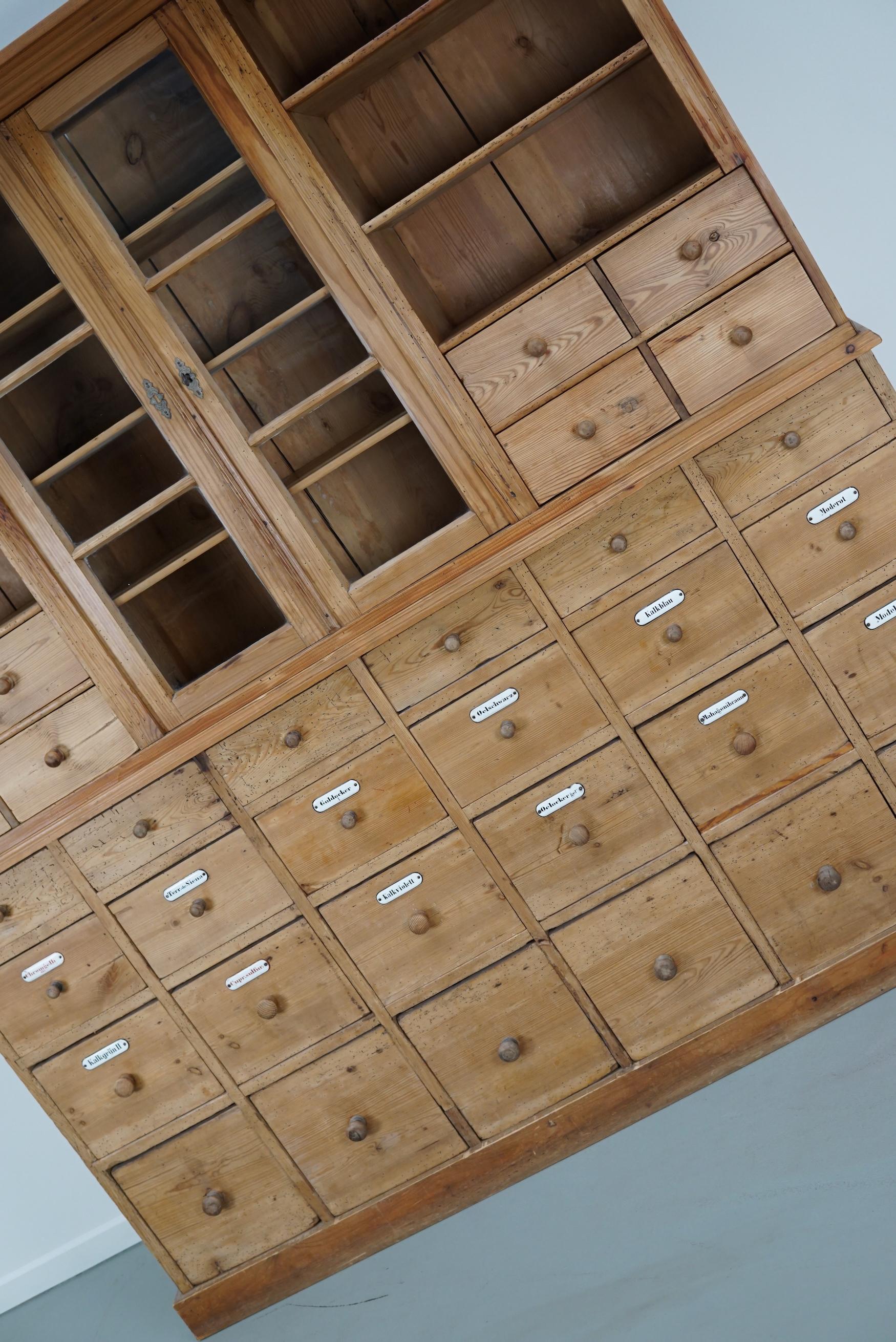 Grande armoire d'apothicaire / vitrine ancienne en pin allemand début 20ème siècle en vente 1