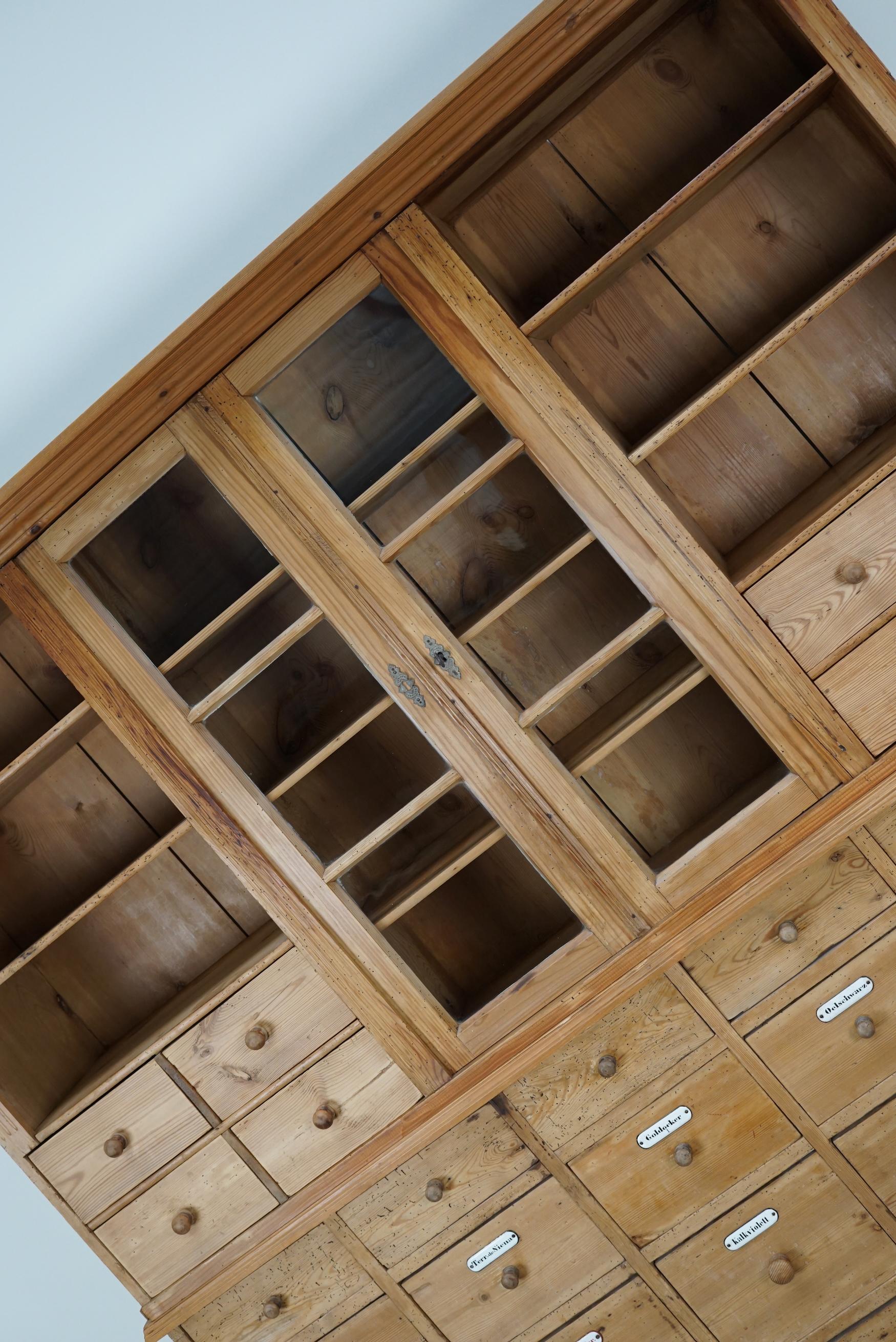 Grande armoire d'apothicaire / vitrine ancienne en pin allemand début 20ème siècle en vente 2