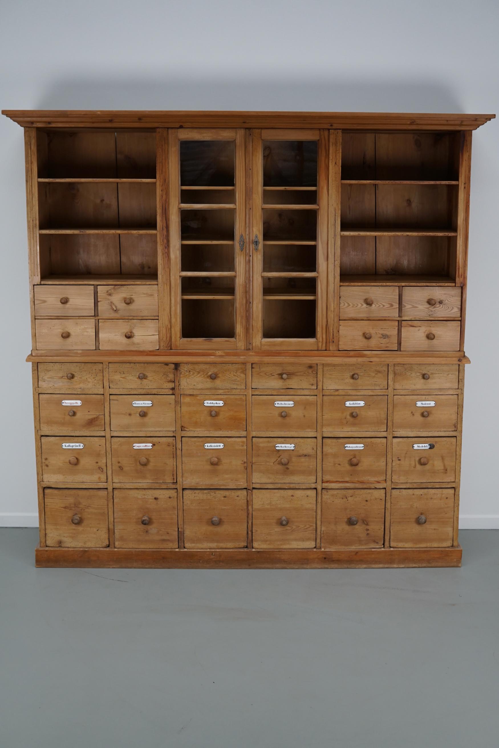 Grande armoire d'apothicaire / vitrine ancienne en pin allemand début 20ème siècle en vente 3
