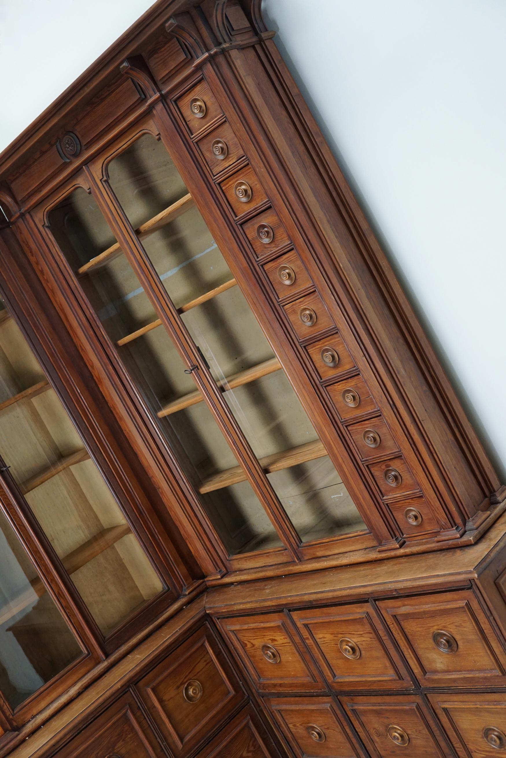 Large Antique German Pitch Pine Corner Apothecary Cabinet / Vitrine ca 1900s In Good Condition For Sale In Nijmegen, NL