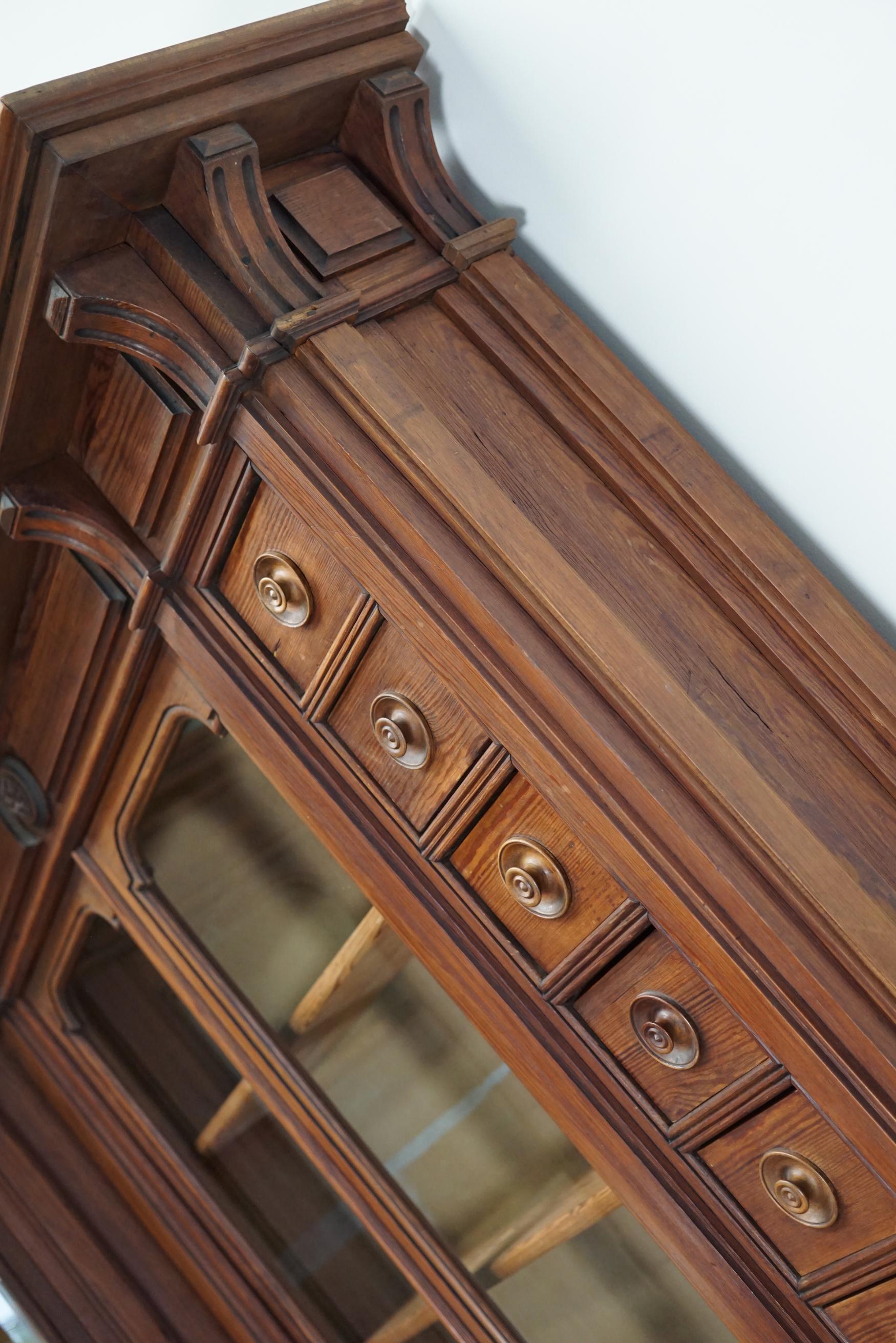 Große antike deutsche Pitch Pine Ecke Apotheker Schrank / Vitrine ca 1900s im Angebot 1