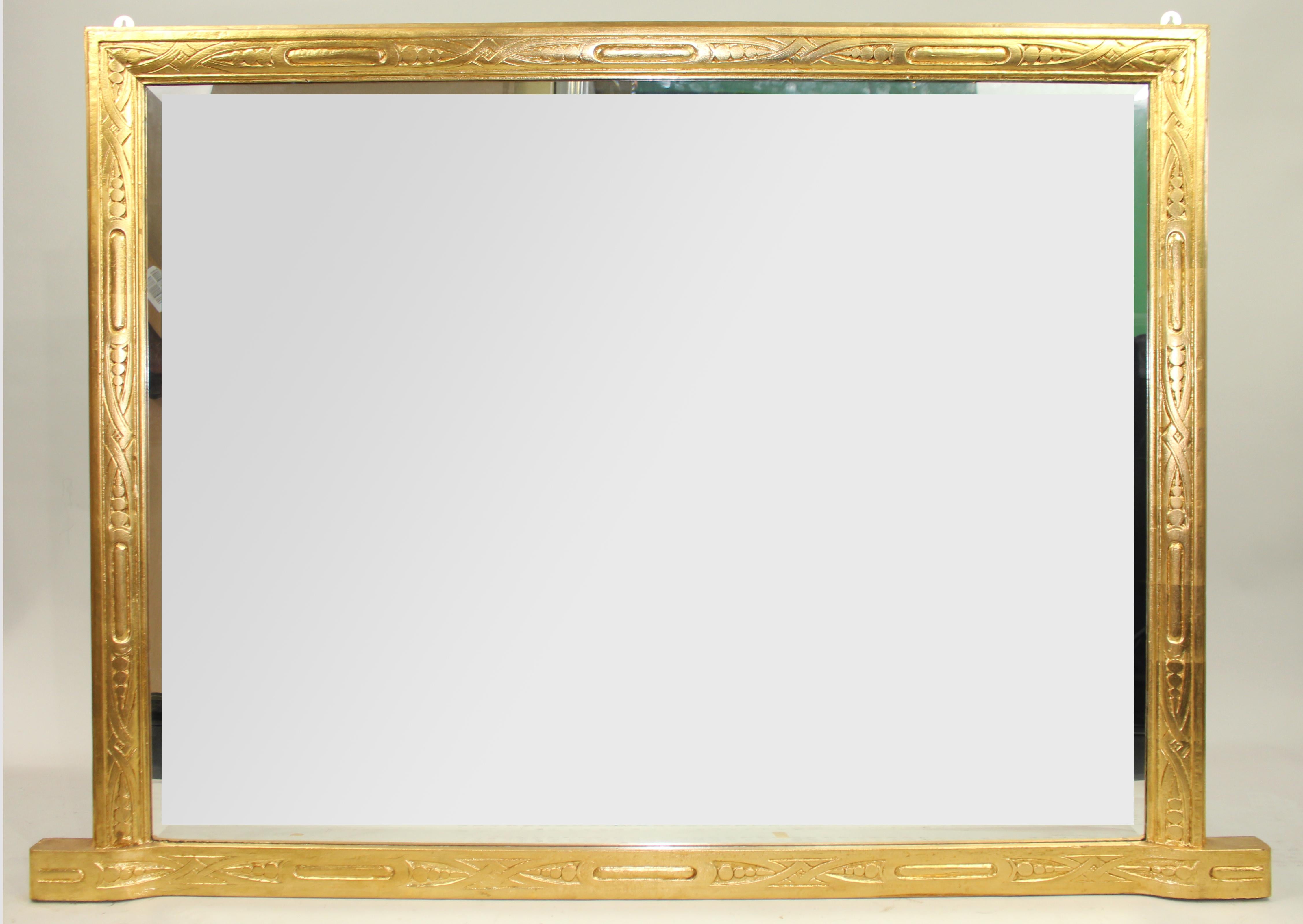 Antique Wood WoodCA, Angleterre, circa 1890-1910

Un beau et important miroir de cheminée avec un cadre en bois sculpté et une finition dorée ultérieure, anglais, fin du 19e siècle ou début du 20e siècle.

Le cadre est profondément sculpté dans un