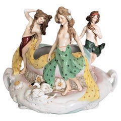 Grand centre de table en poterie ancienne vernissée Amphora avec trois jeunes filles semi-nues