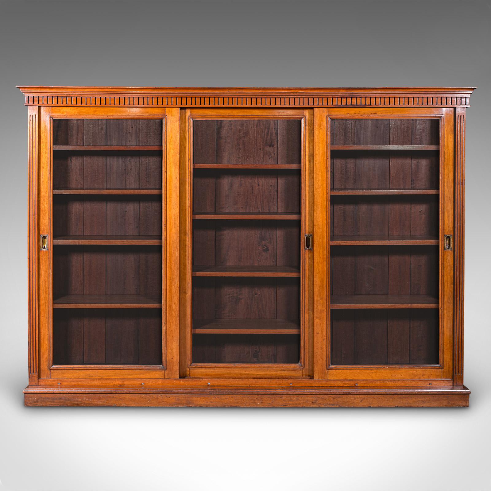 Victorien tardif Grande bibliothèque ancienne vitrée, vitrine de bibliothèque en noyer anglais, victorienne en vente