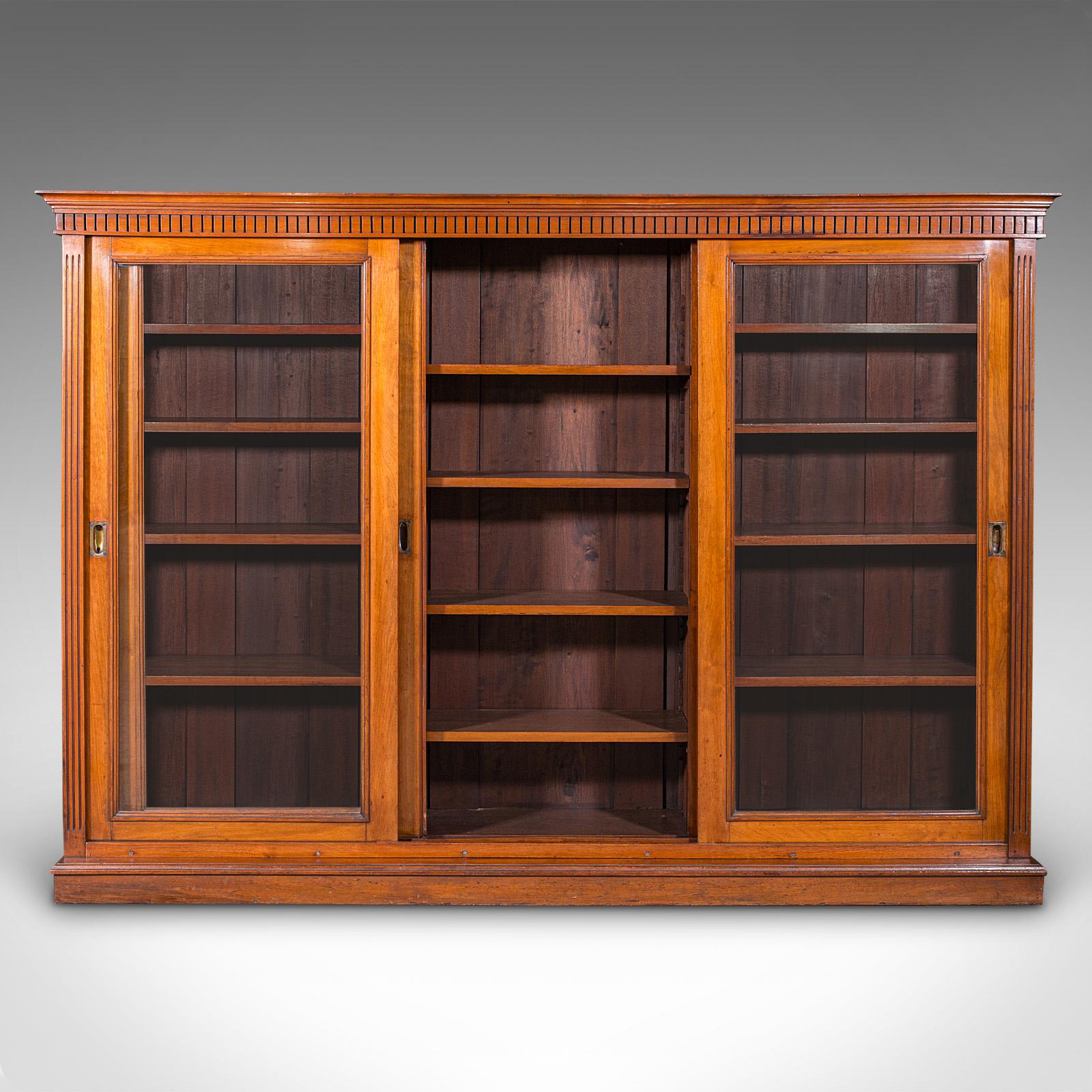 Grande bibliothèque ancienne vitrée, vitrine de bibliothèque en noyer anglais, victorienne Bon état - En vente à Hele, Devon, GB