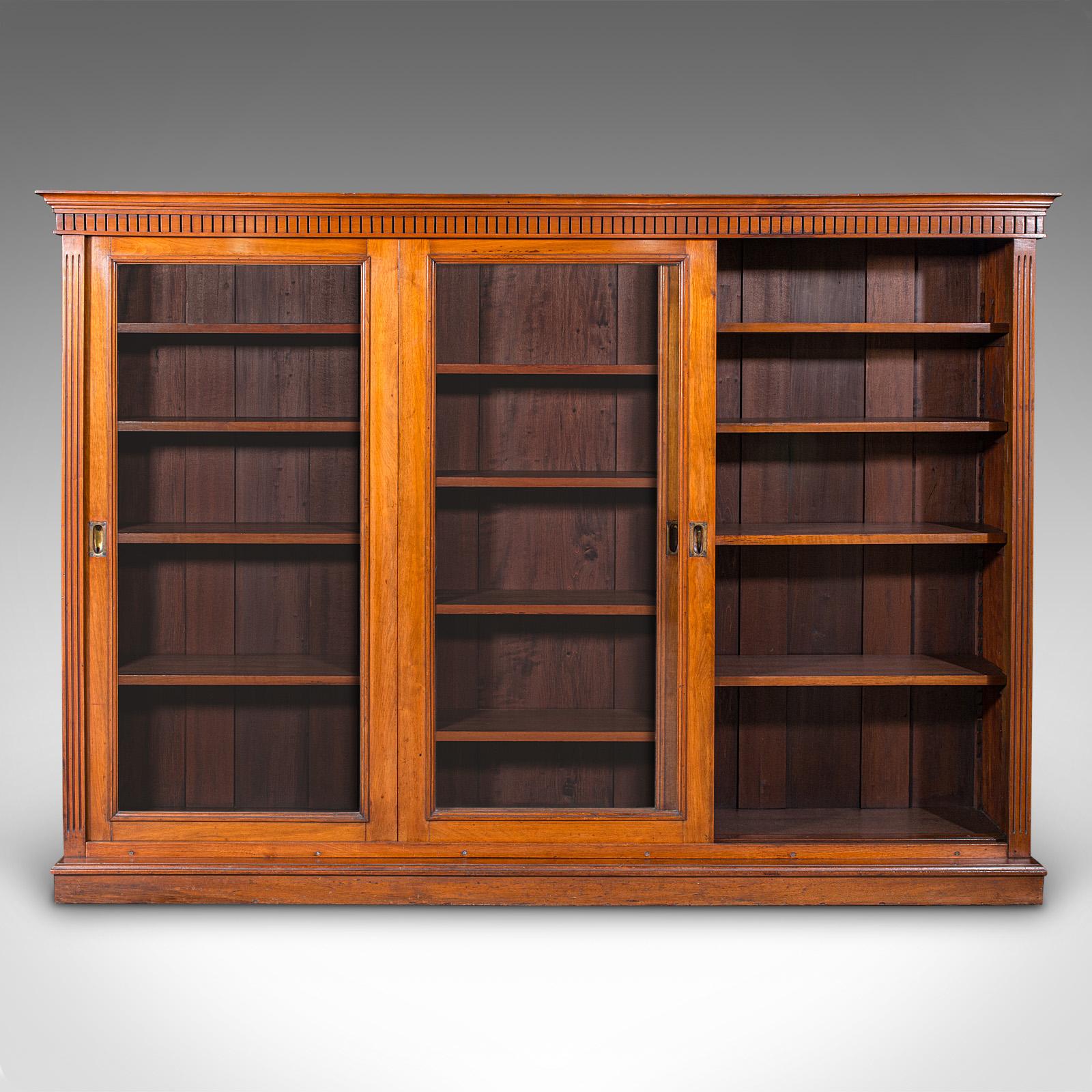 Fin du XIXe siècle Grande bibliothèque ancienne vitrée, vitrine de bibliothèque en noyer anglais, victorienne en vente