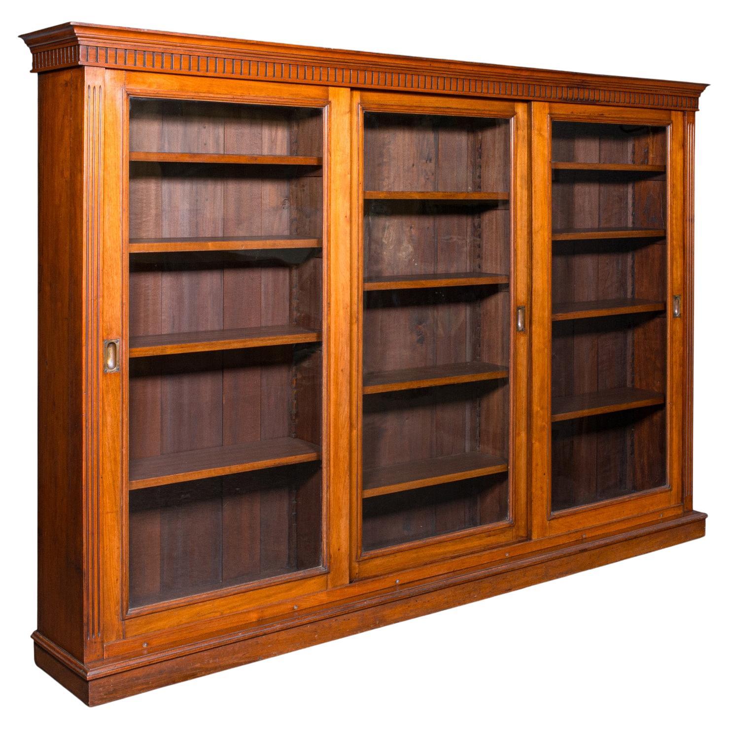 Grande bibliothèque ancienne vitrée, vitrine de bibliothèque en noyer anglais, victorienne en vente