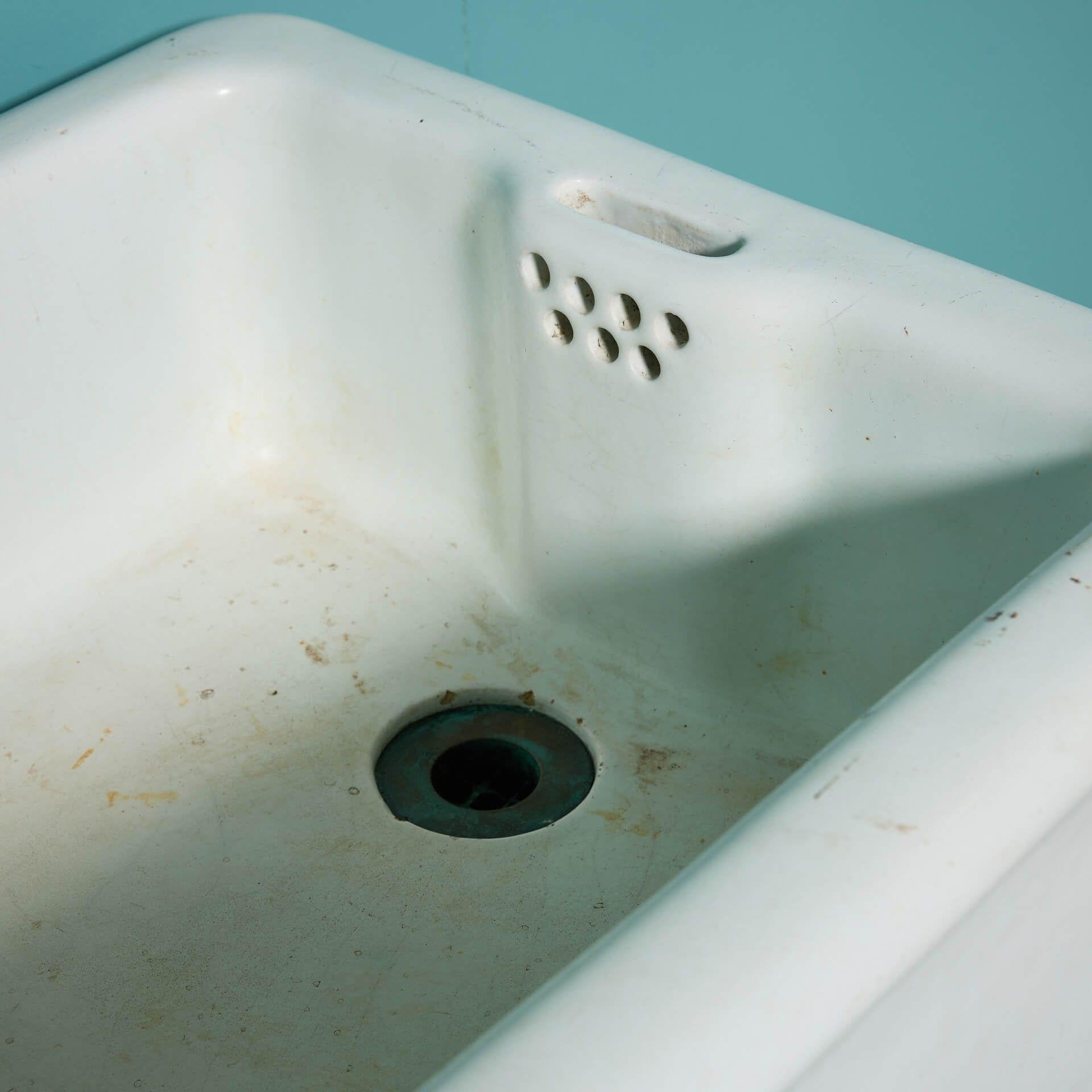 Großes antik glasiertes Steinzeug-Spülbecken mit Abtropffläche (Glasiert) im Angebot