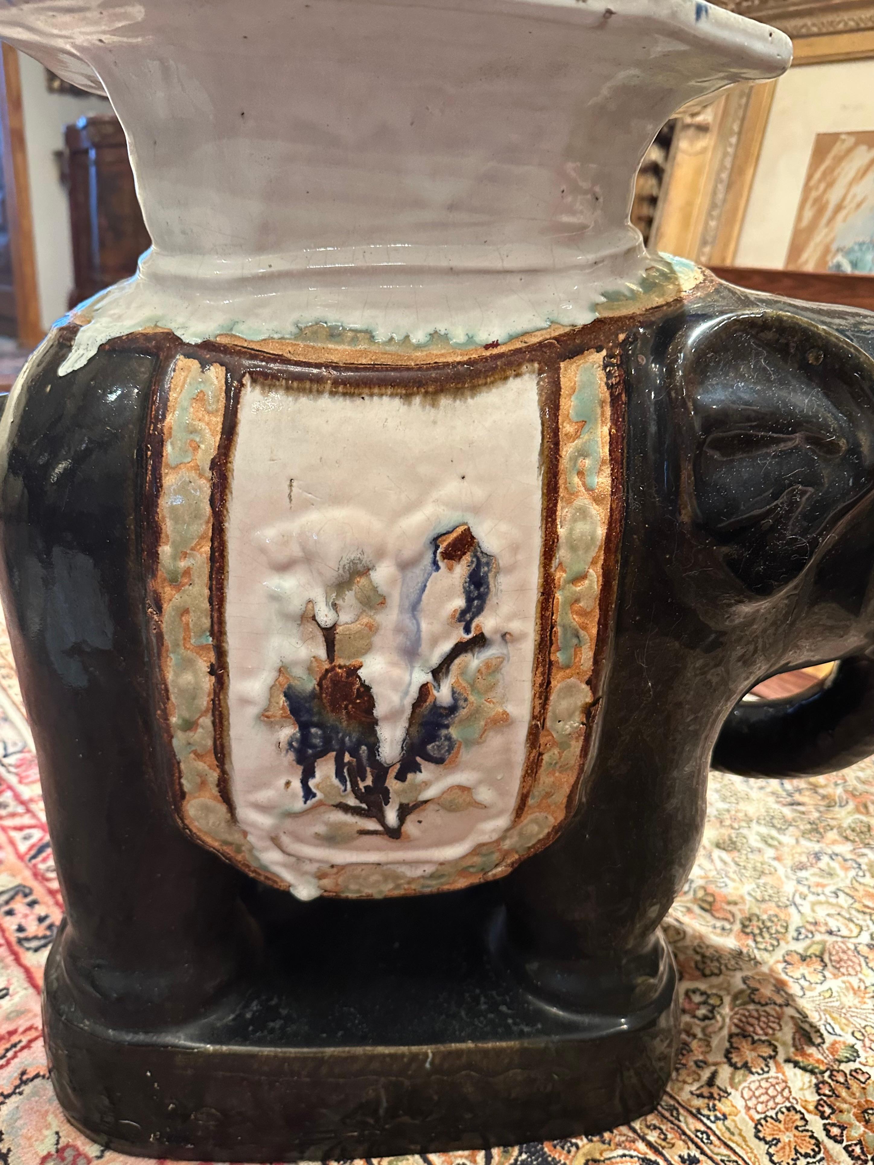 Asiento grande de terracota esmaltada con forma de elefante. en venta 2