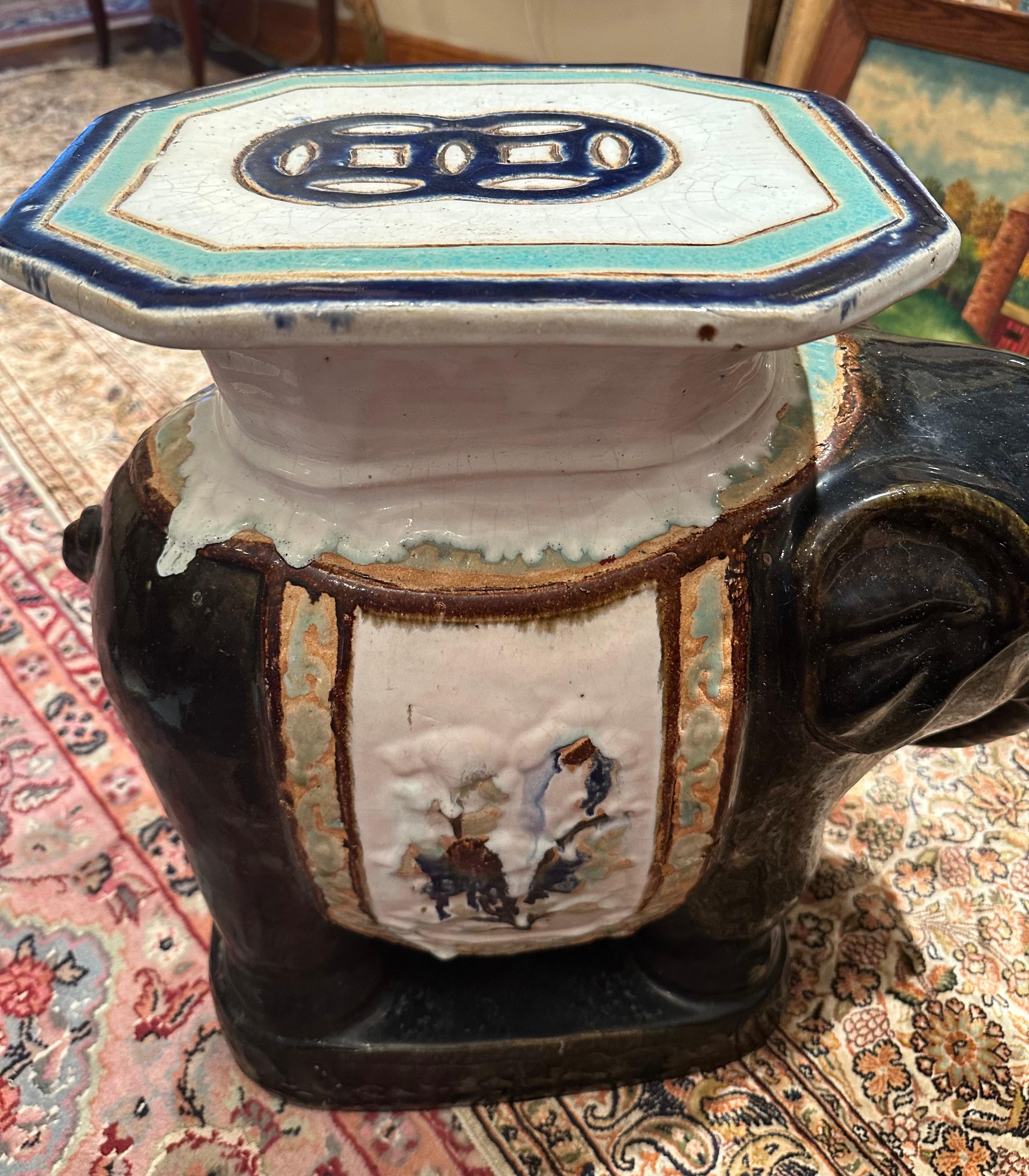 Asiento grande de terracota esmaltada con forma de elefante. en venta 3