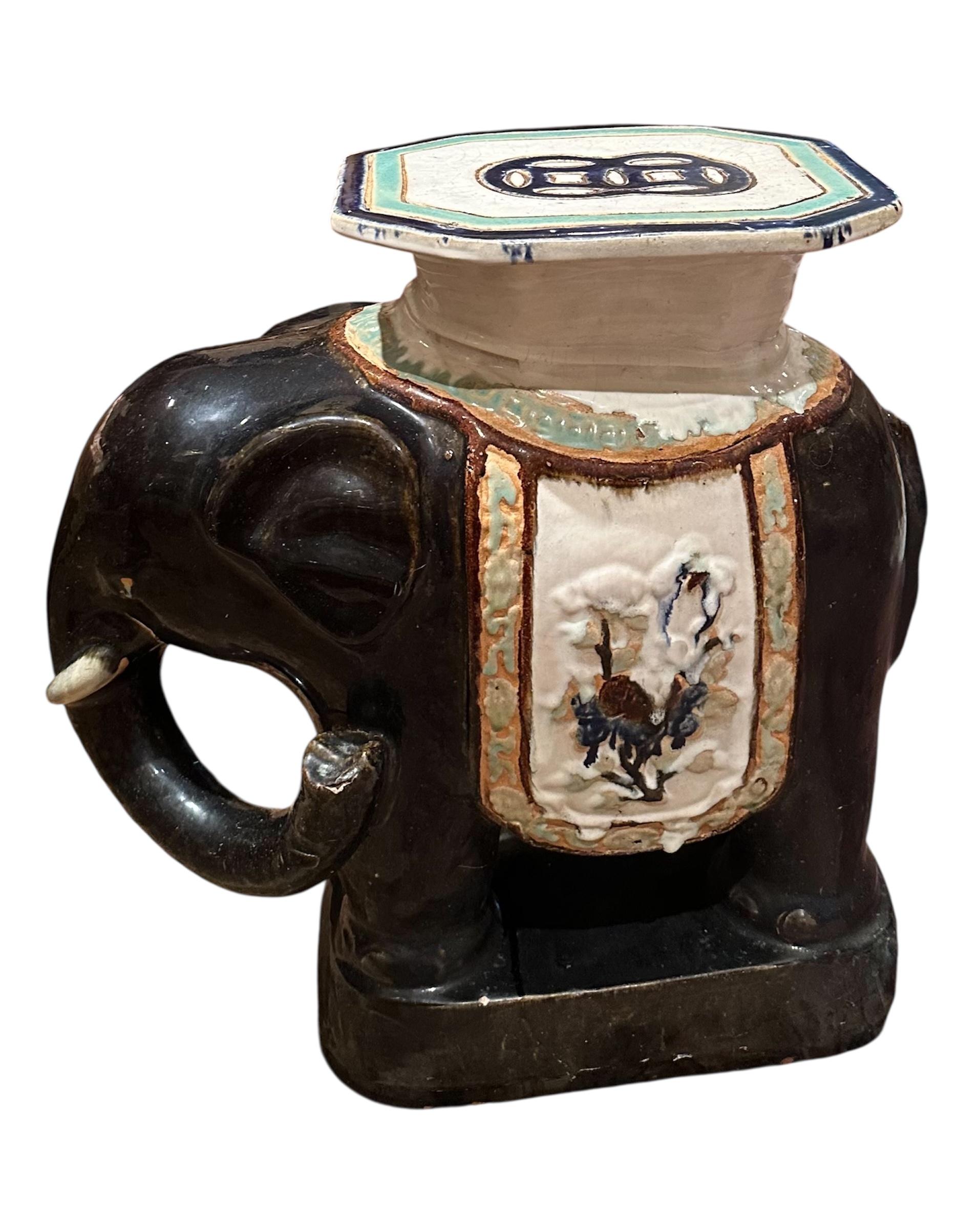 Asiento grande de terracota esmaltada con forma de elefante.

Este hermoso y gran asiento de jardín en forma de elefante de cerámica esmaltada antigua es muy decorativo y resulta útil como taburete, mesita auxiliar o soporte para plantas. El