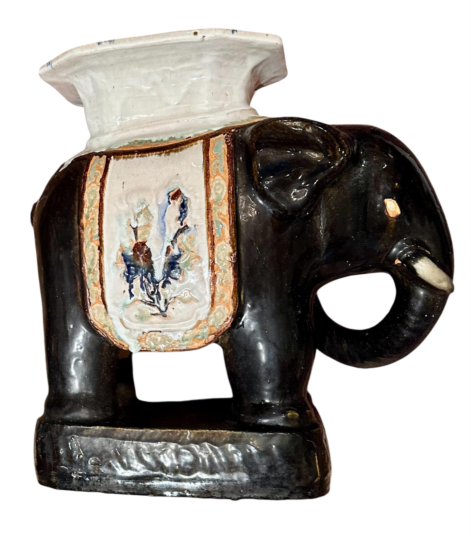 Asiento grande de terracota esmaltada con forma de elefante. Exportación china en venta