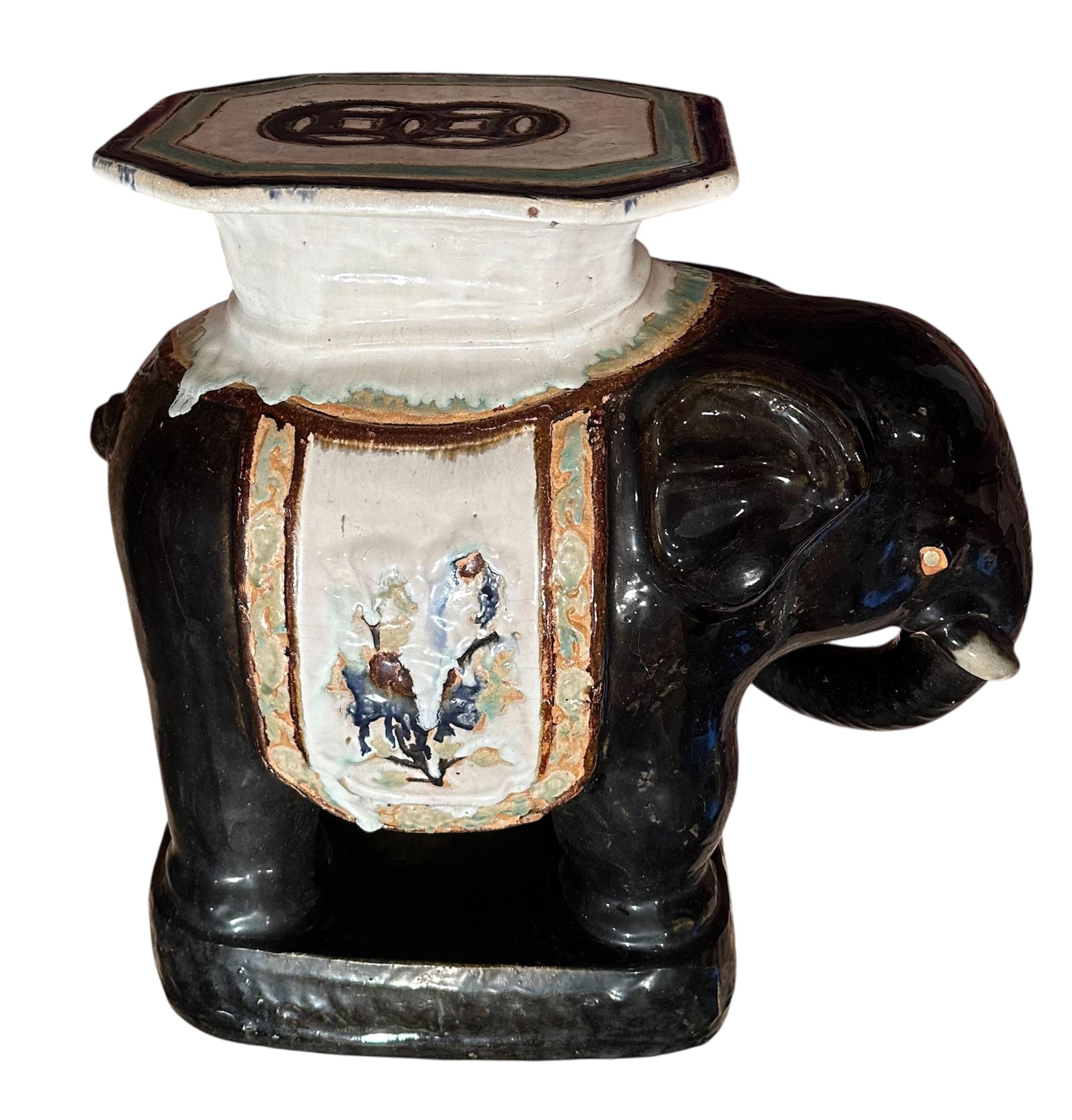 Asiento grande de terracota esmaltada con forma de elefante. Chino en venta