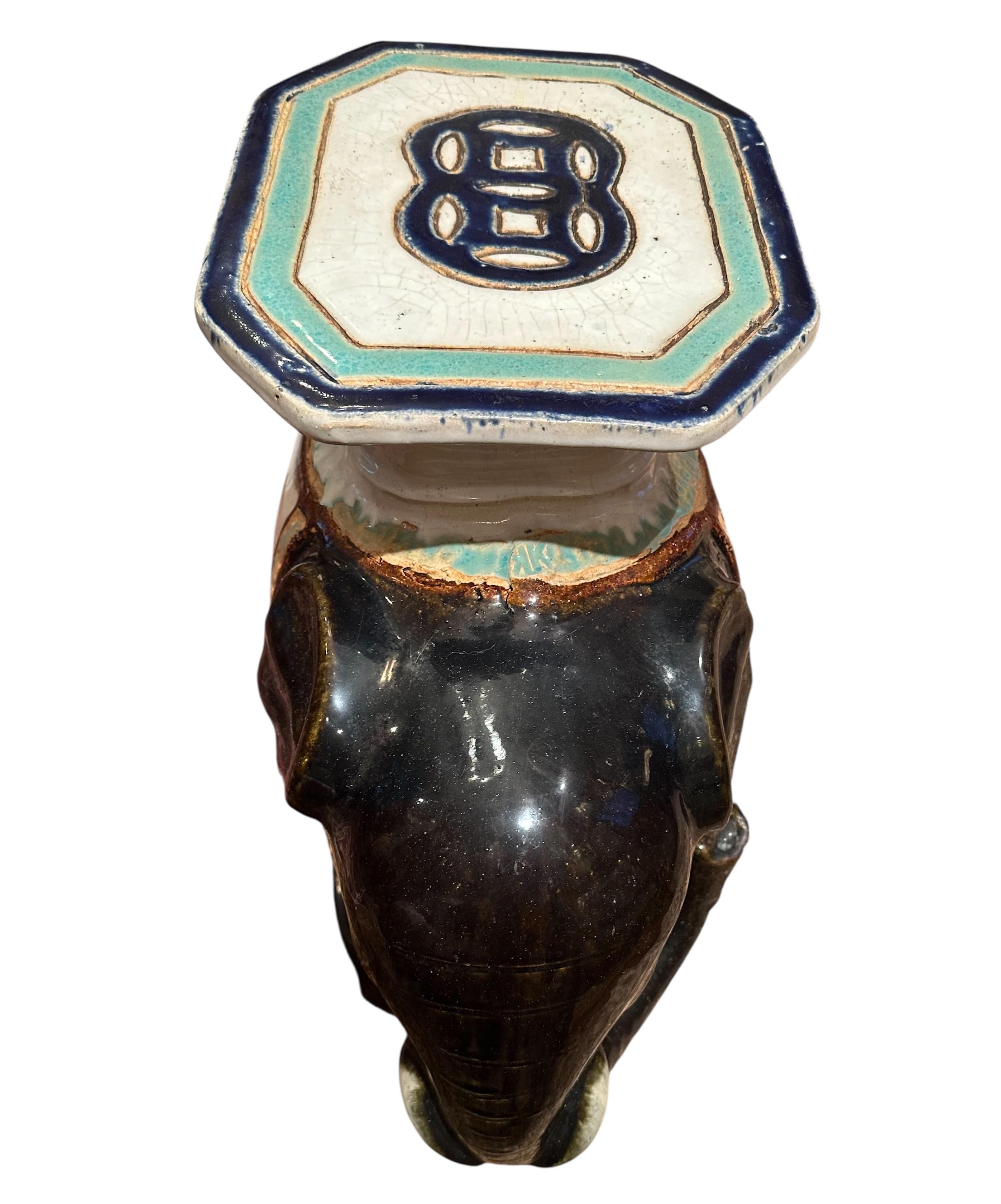 Asiento grande de terracota esmaltada con forma de elefante. Glaseado en venta