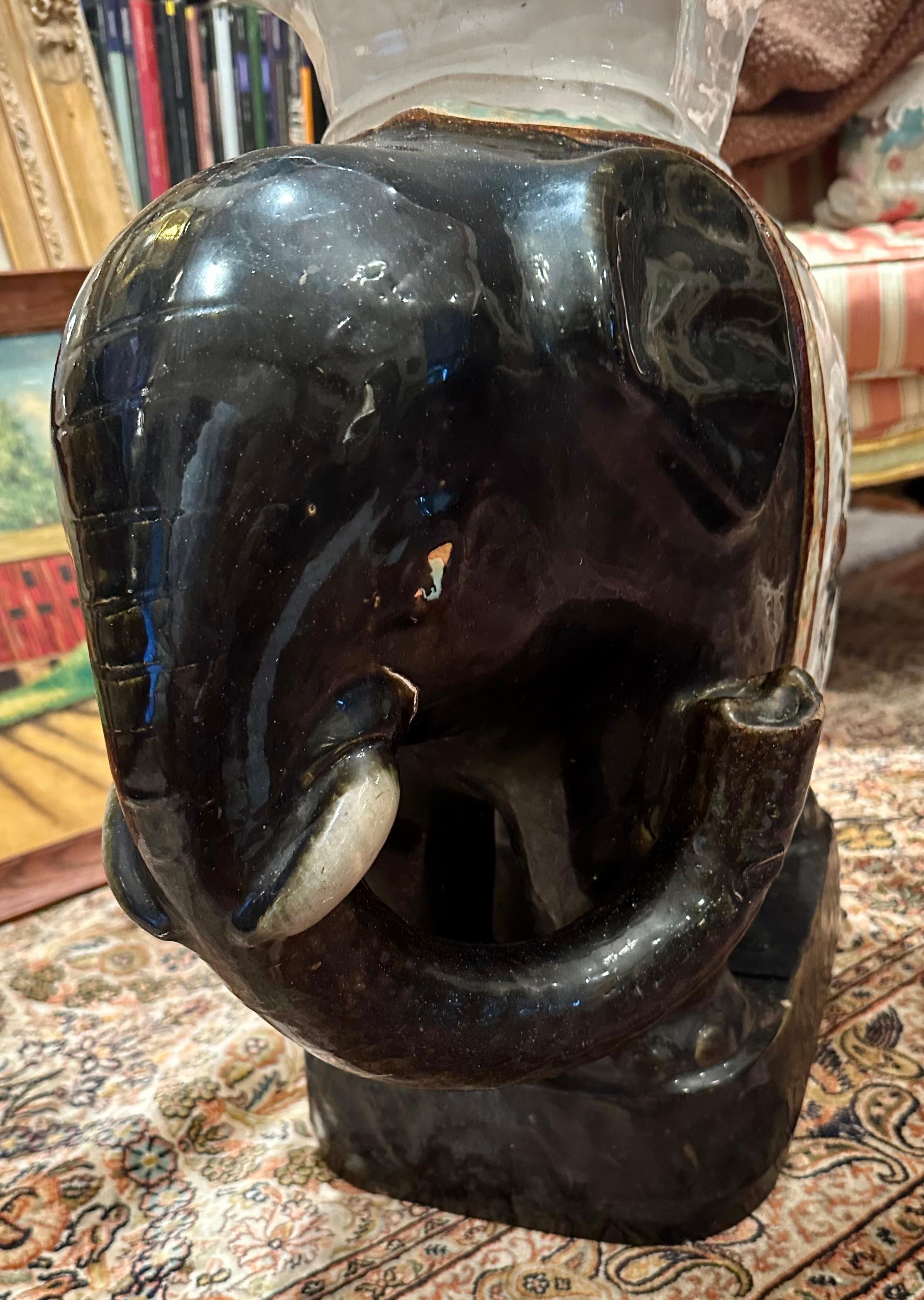 Asiento grande de terracota esmaltada con forma de elefante. en Bueno estado para la venta en Vero Beach, FL