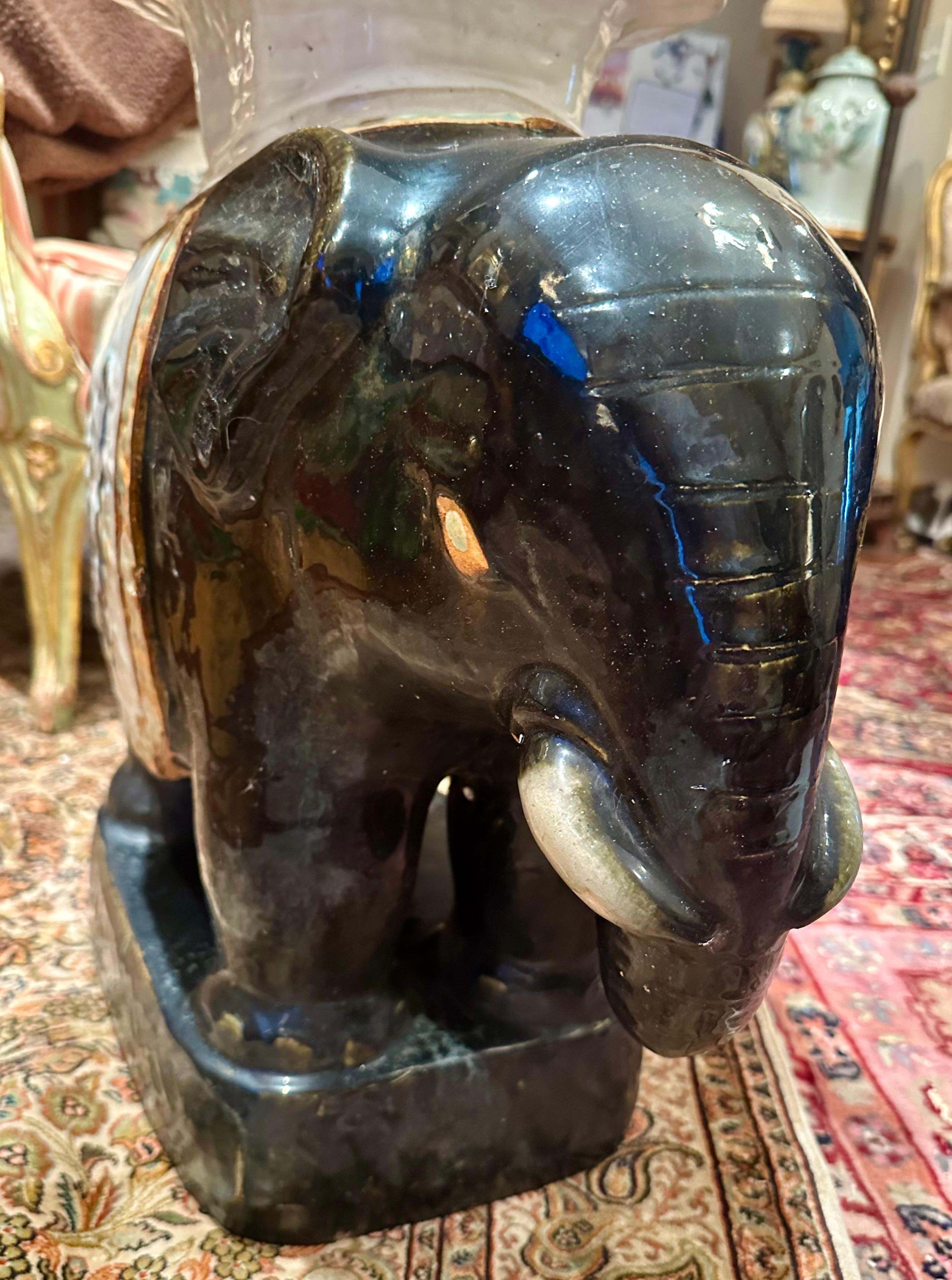 Asiento grande de terracota esmaltada con forma de elefante. siglo XX en venta