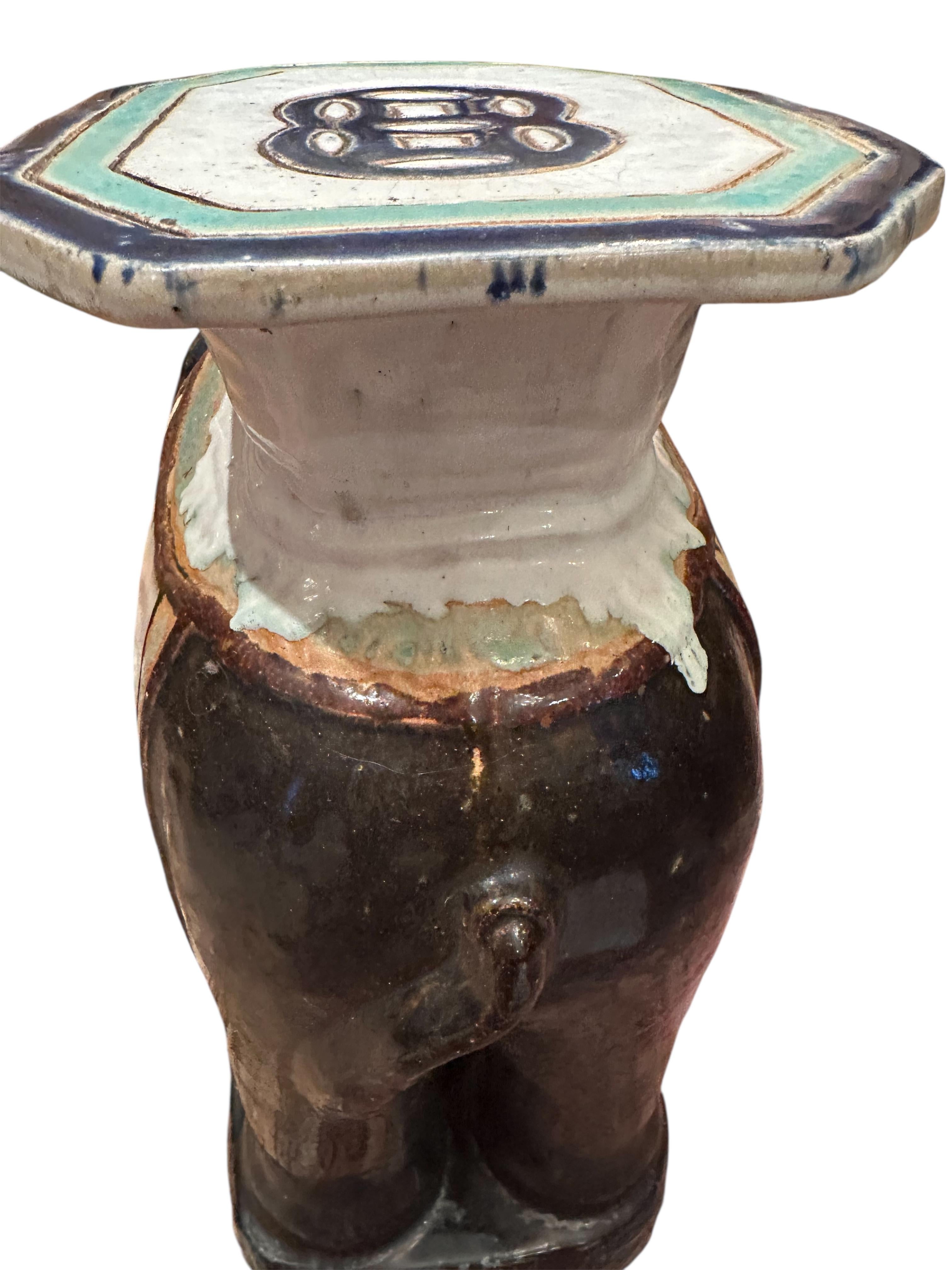 Asiento grande de terracota esmaltada con forma de elefante. Terracota en venta