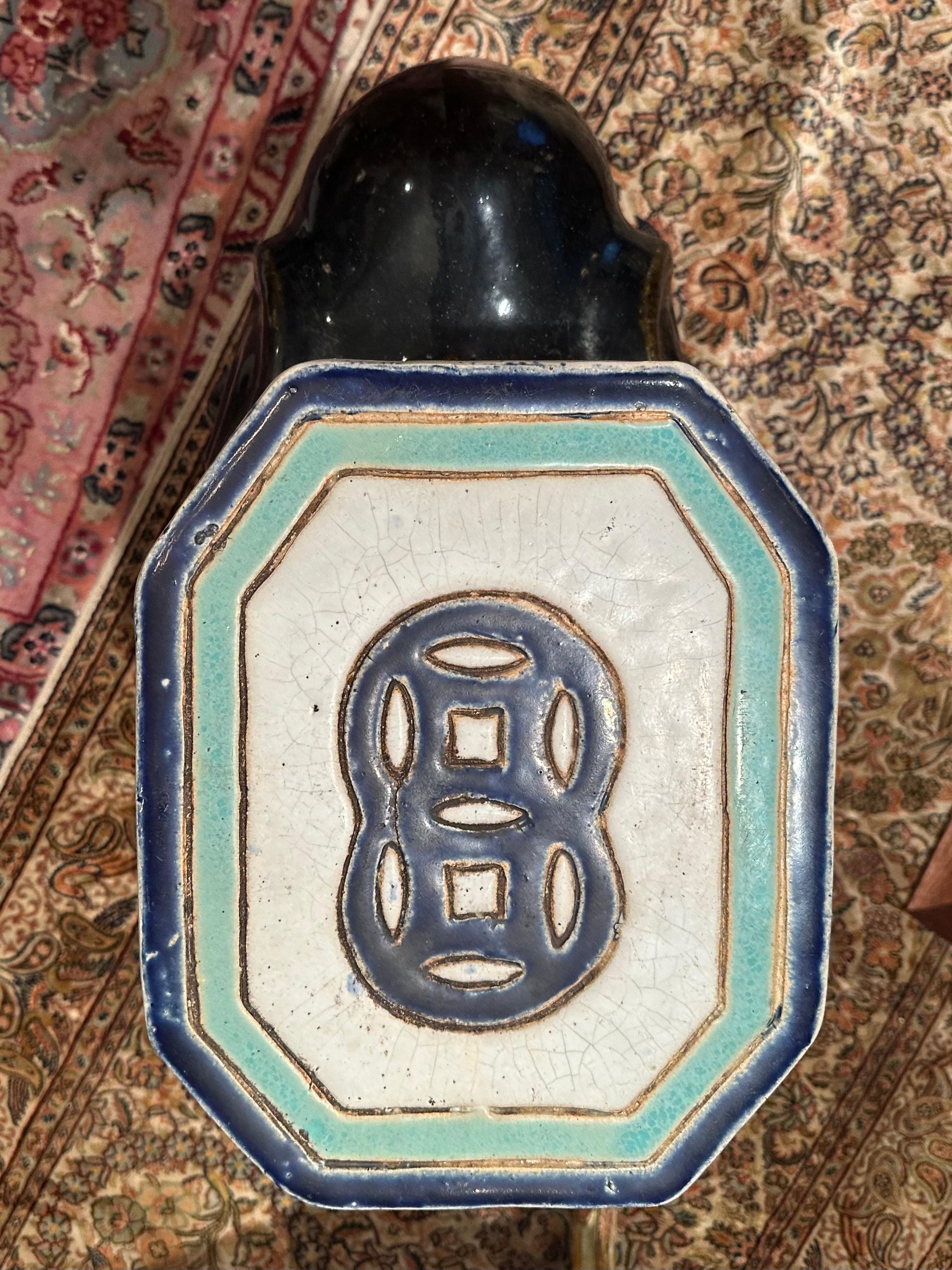 Asiento grande de terracota esmaltada con forma de elefante. en venta 1