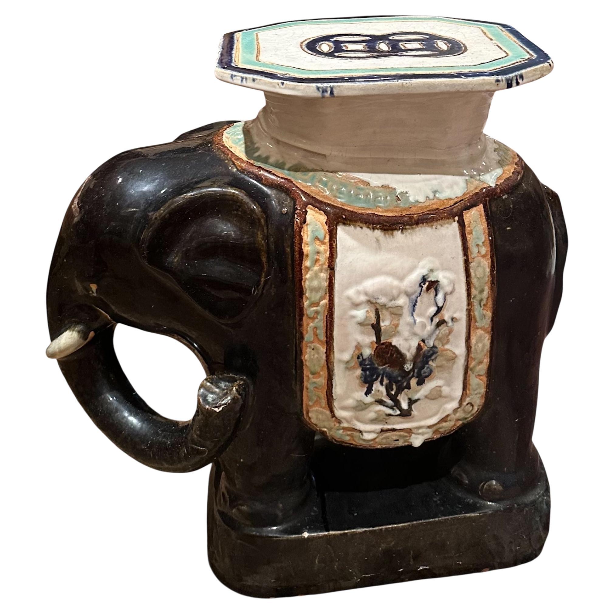 Grand siège de jardin pour éléphant en terre cuite émaillée.