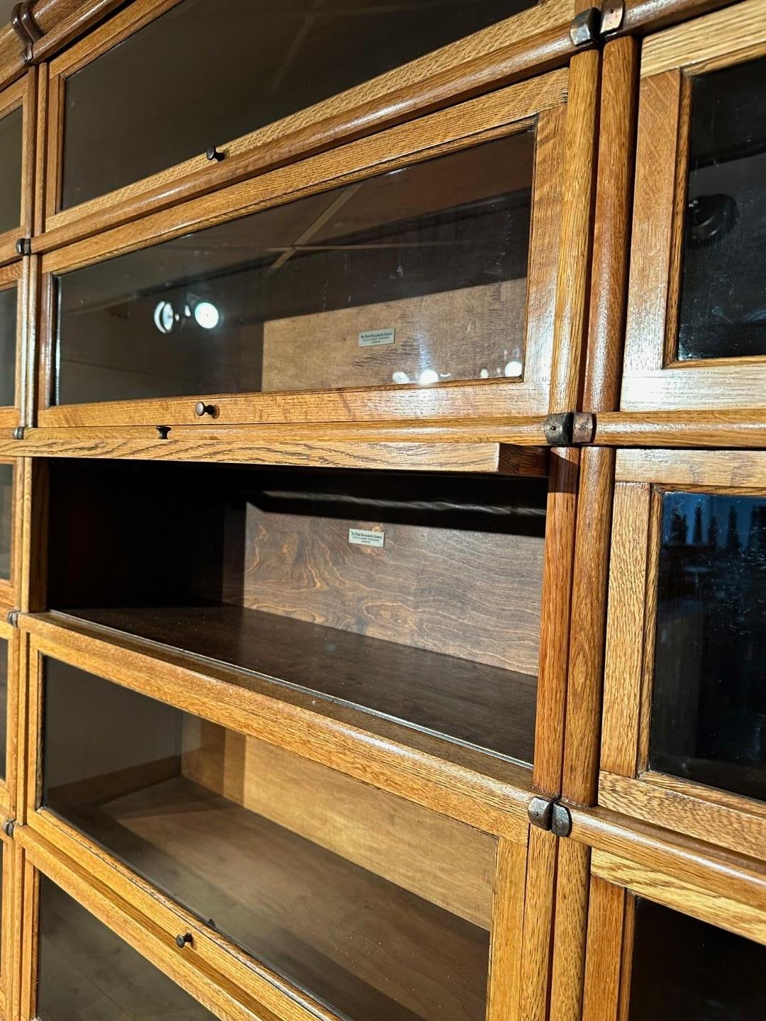 Début du 20ème siècle Grande bibliothèque ancienne Globe Wernicke en chêne en vente