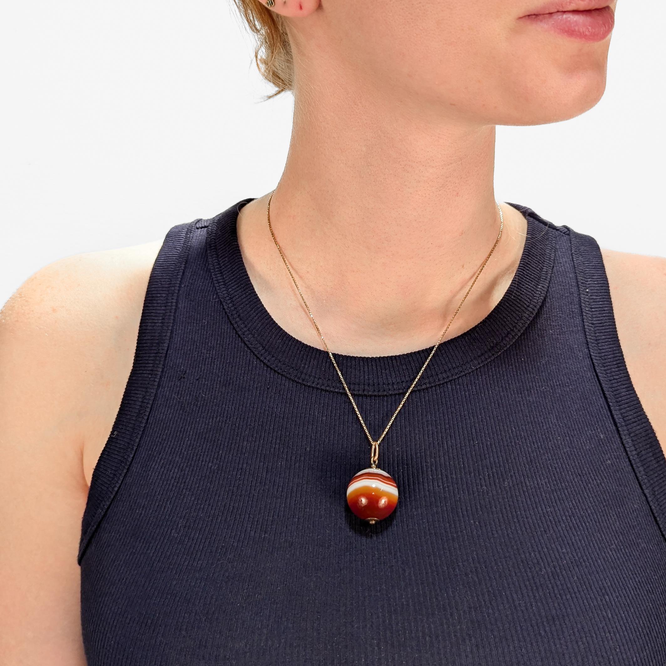 Pendentif en or et agate de style victorien.

En or jaune 10 carats.

Whiting avec une grande perle d'agate rouge (ou orange) et blanche avec des montures dorées en haut et en bas.

La partie supérieure est sertie d'un anneau de sécurité et d'un