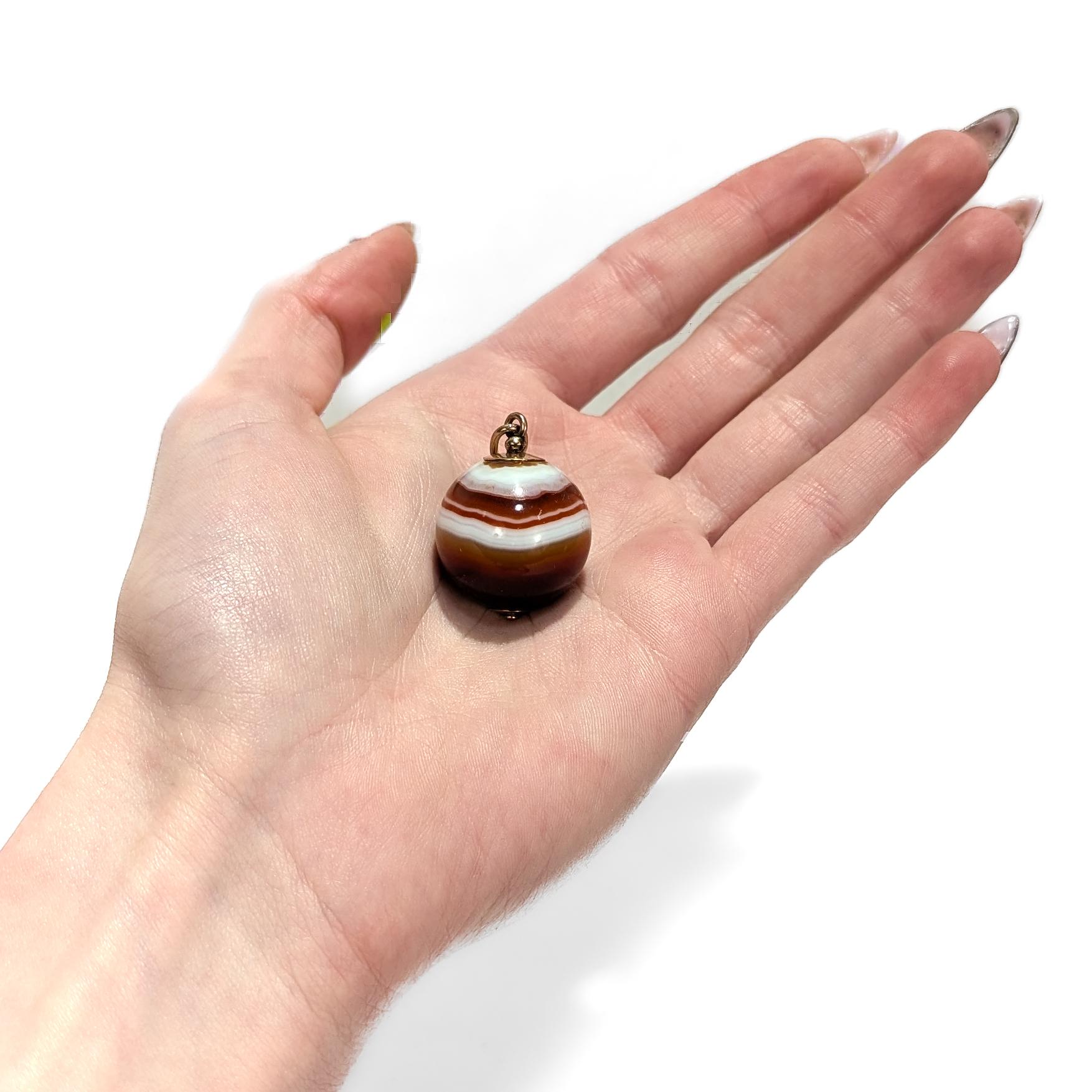 Édouardien Grand pendentif sphère ou perle d'agate en or antique et baguée pour un collier en vente