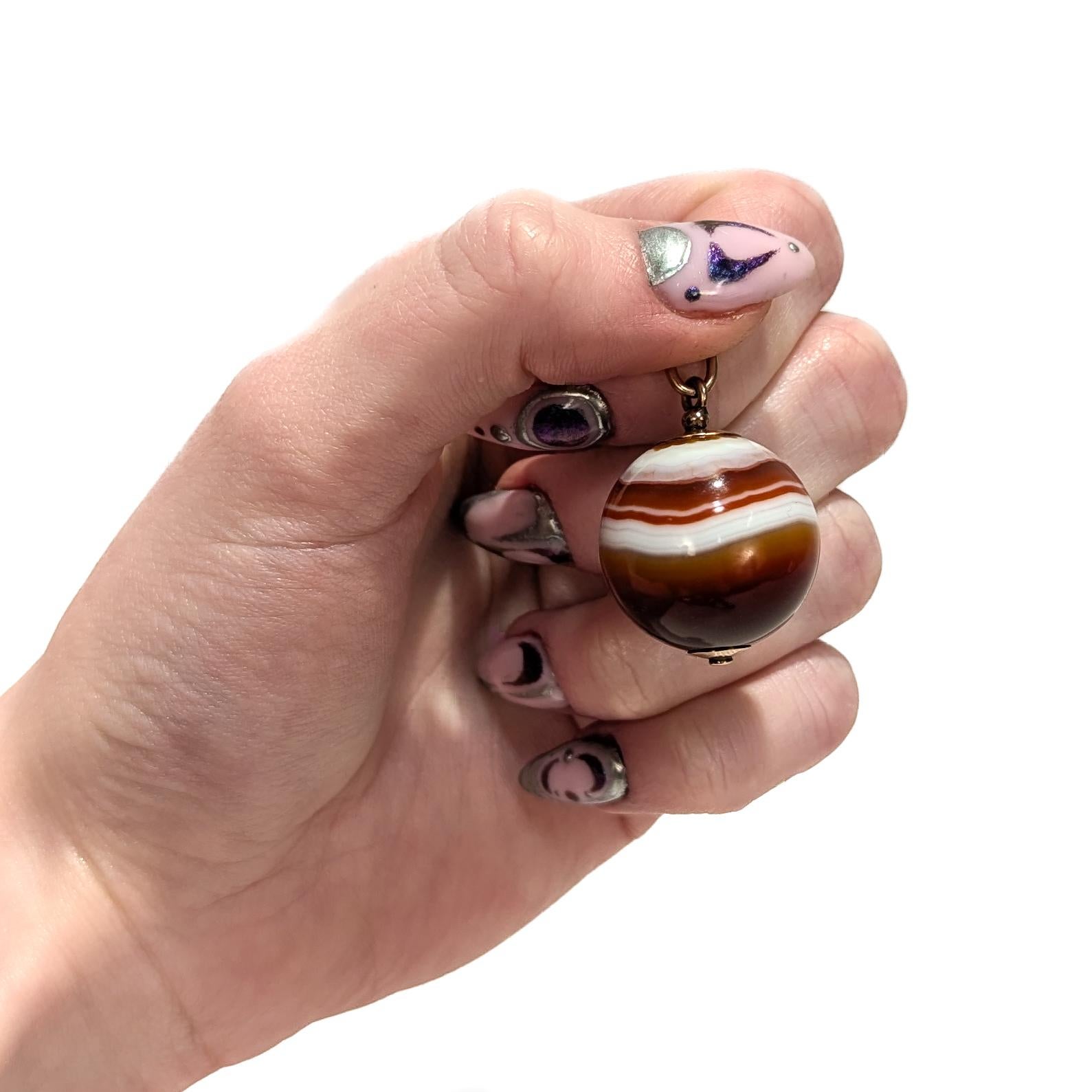 Taille cabochon Grand pendentif sphère ou perle d'agate en or antique et baguée pour un collier en vente