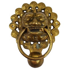 Grande Chinoiserie en fer vieilli et doré Dragon Foo Dog Door Knocker or Cabinet Pull