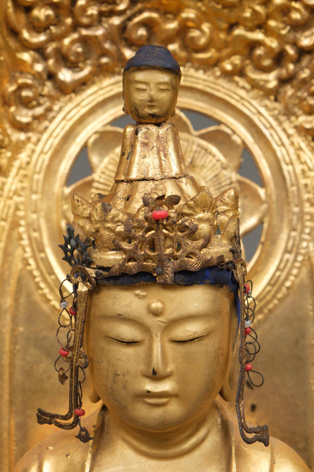 Japanese Large Gold Lacquer Bodhisattva Kannon 観音 Holding a Padma 'Lotus' 5