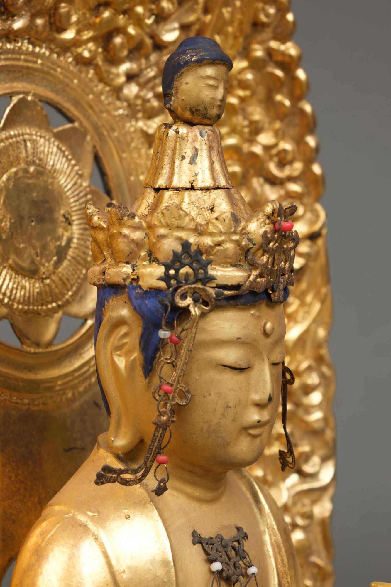 Japanese Large Gold Lacquer Bodhisattva Kannon 観音 Holding a Padma 'Lotus' 8