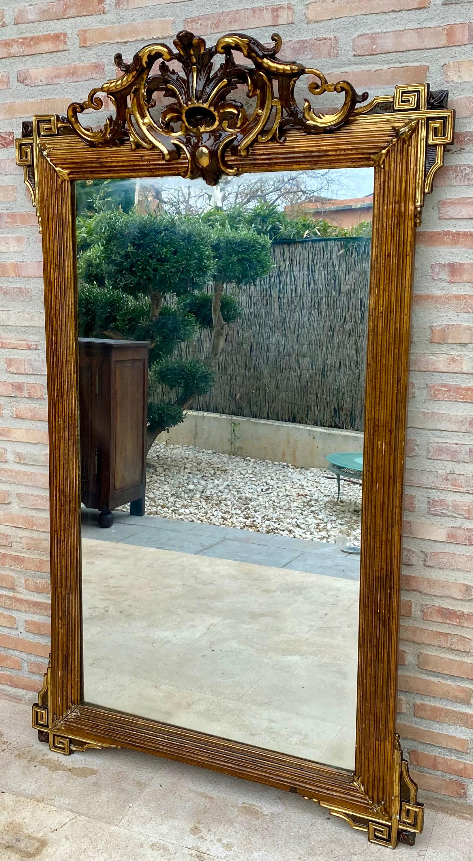 Grand miroir mural sculpté orné de feuilles d'or en vente 3