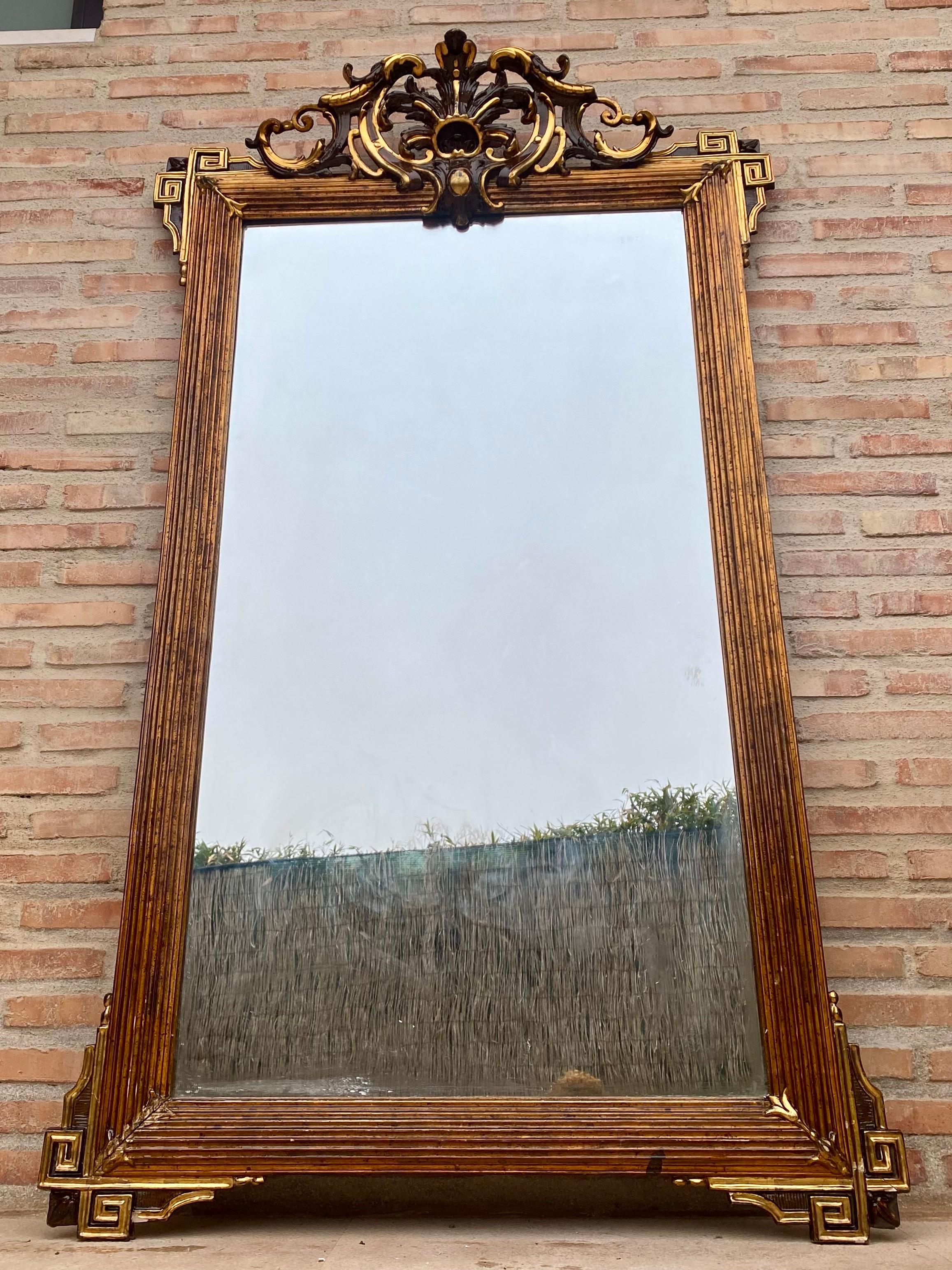 Énorme et remarquable miroir antique doré de style Louis XVI. (Roi Louis XVI de France).

Il provient de France vers 1860 et possède encore son miroir en verre au mercure d'origine.

Cette pièce possède un magnifique cadre en bois doré à la feuille,