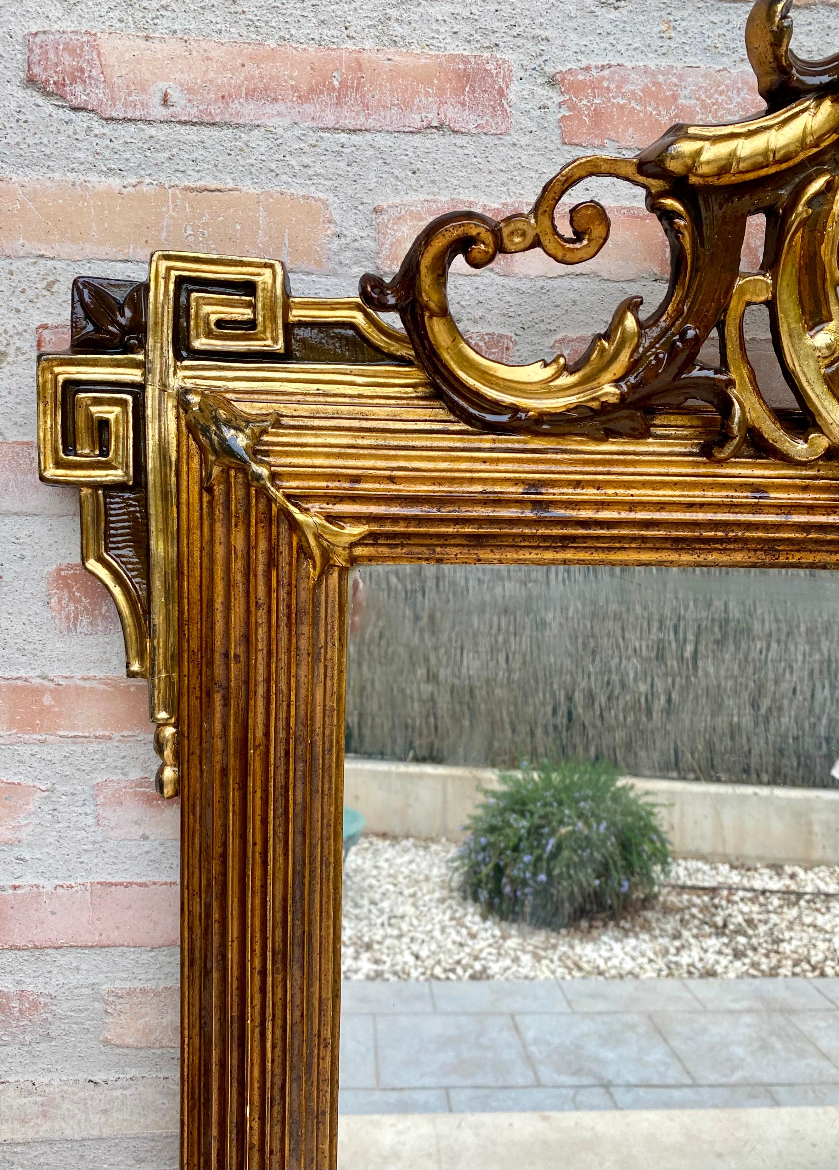 Français Grand miroir mural sculpté orné de feuilles d'or en vente