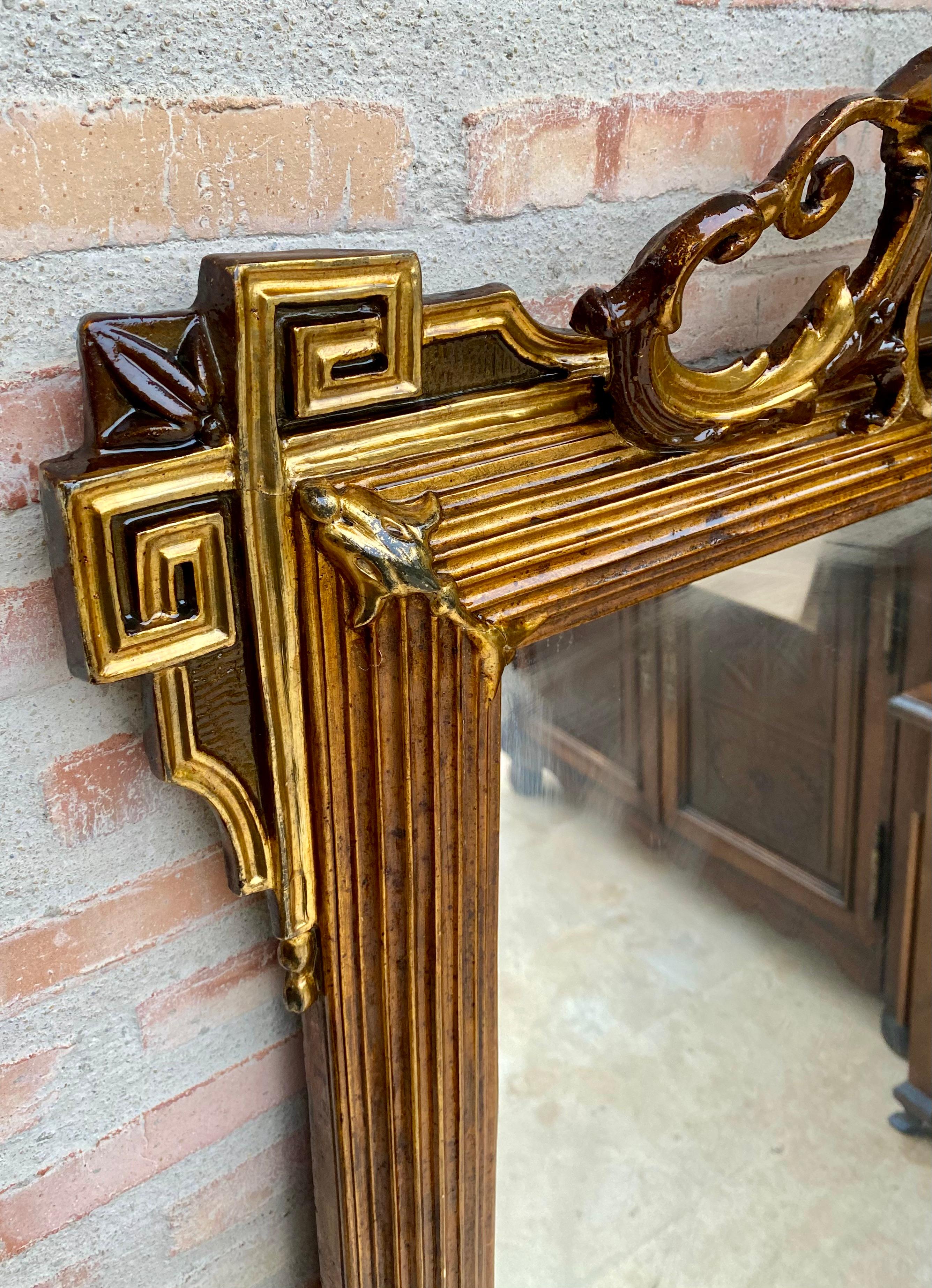 Grand miroir mural sculpté orné de feuilles d'or Bon état - En vente à Miami, FL