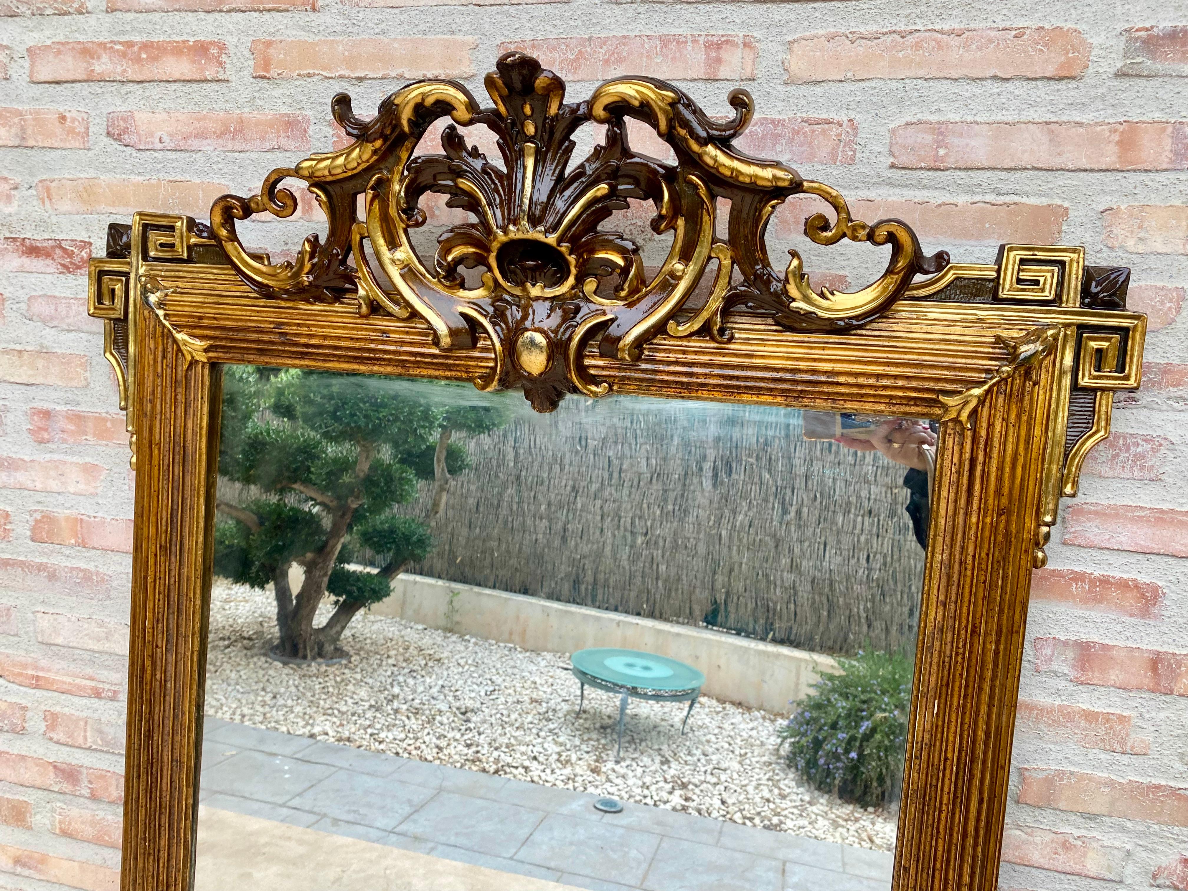 20ième siècle Grand miroir mural sculpté orné de feuilles d'or en vente