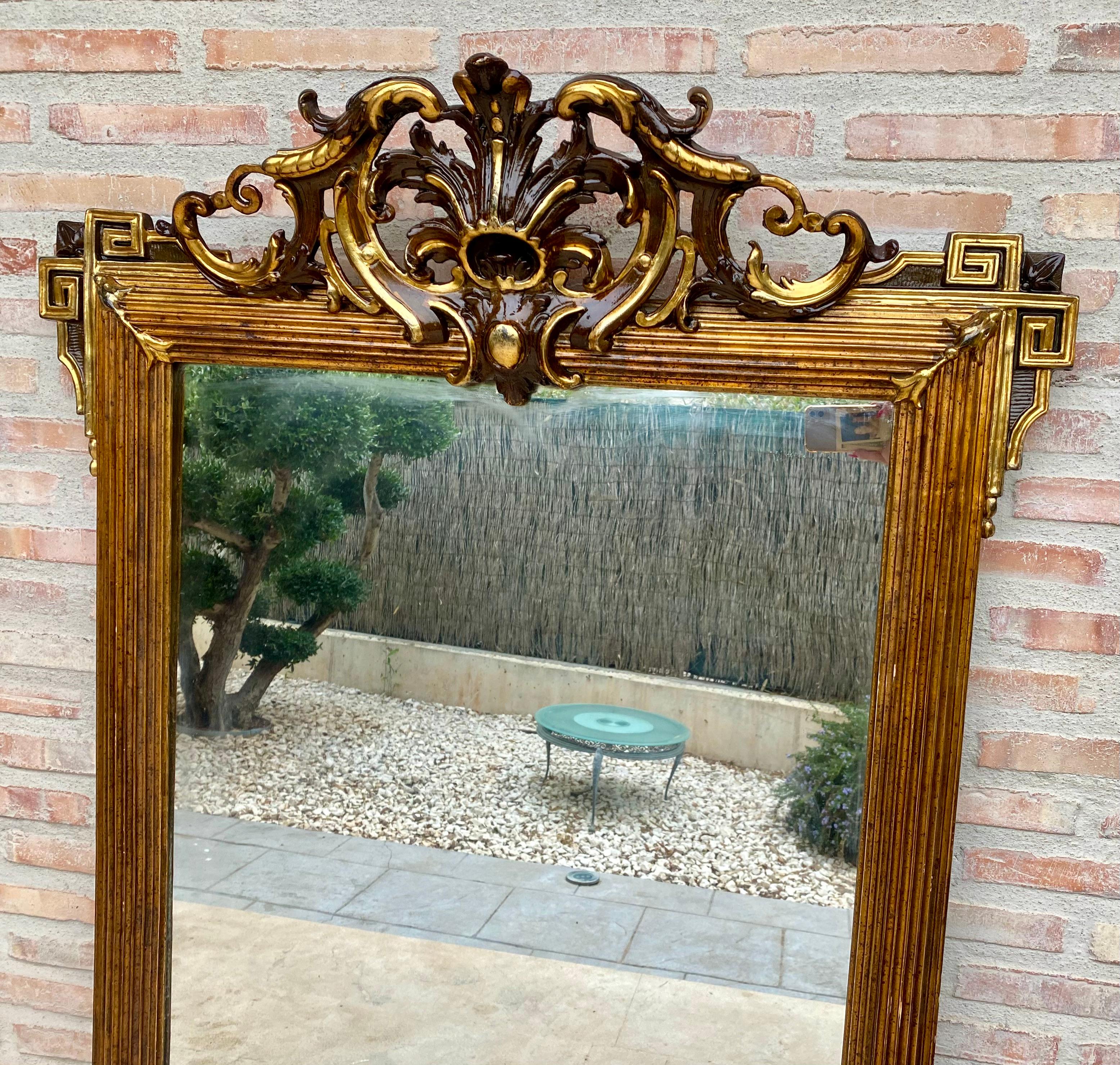 Bois Grand miroir mural sculpté orné de feuilles d'or en vente