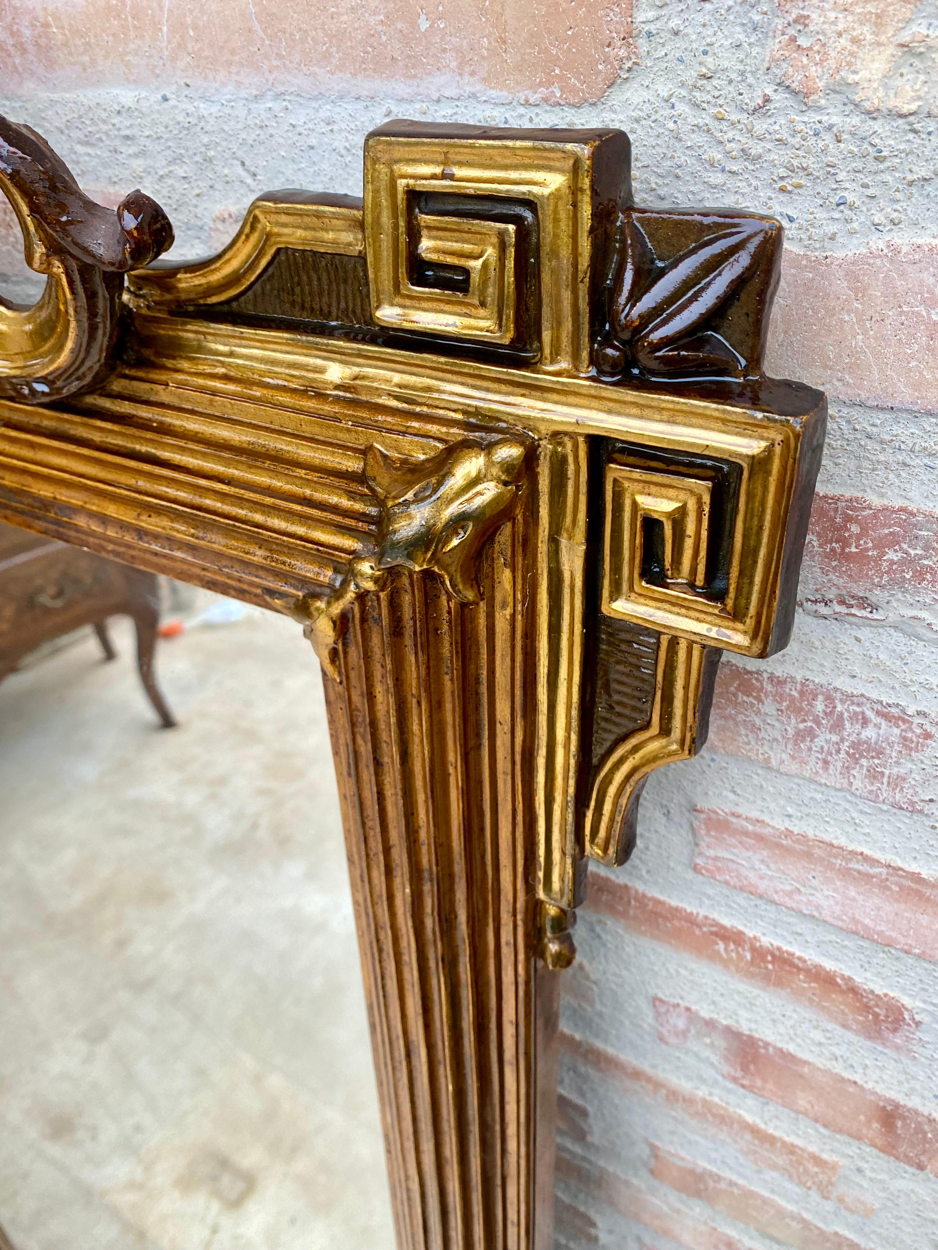 Grand miroir mural sculpté orné de feuilles d'or en vente 1
