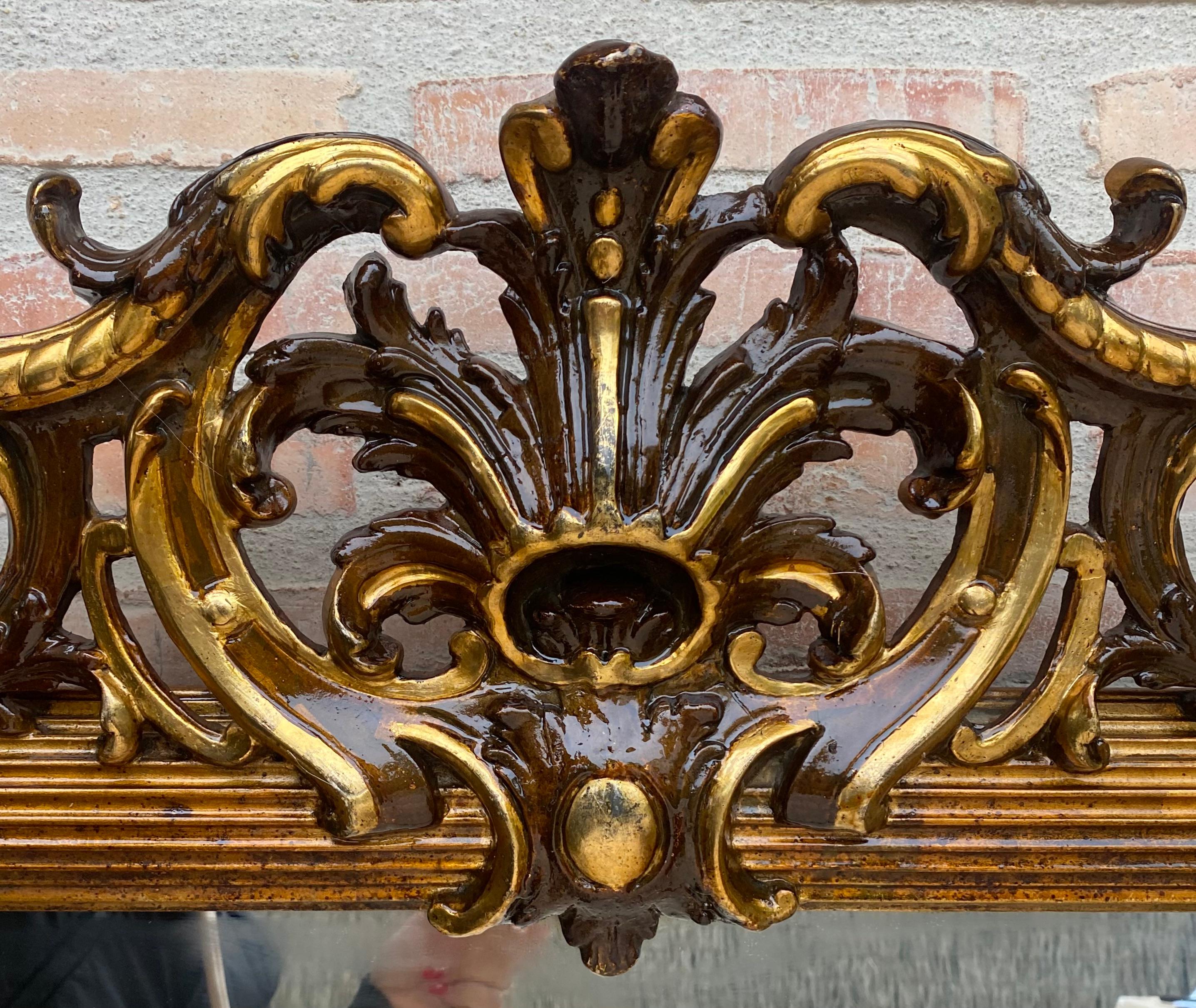 Grand miroir mural sculpté orné de feuilles d'or en vente 2