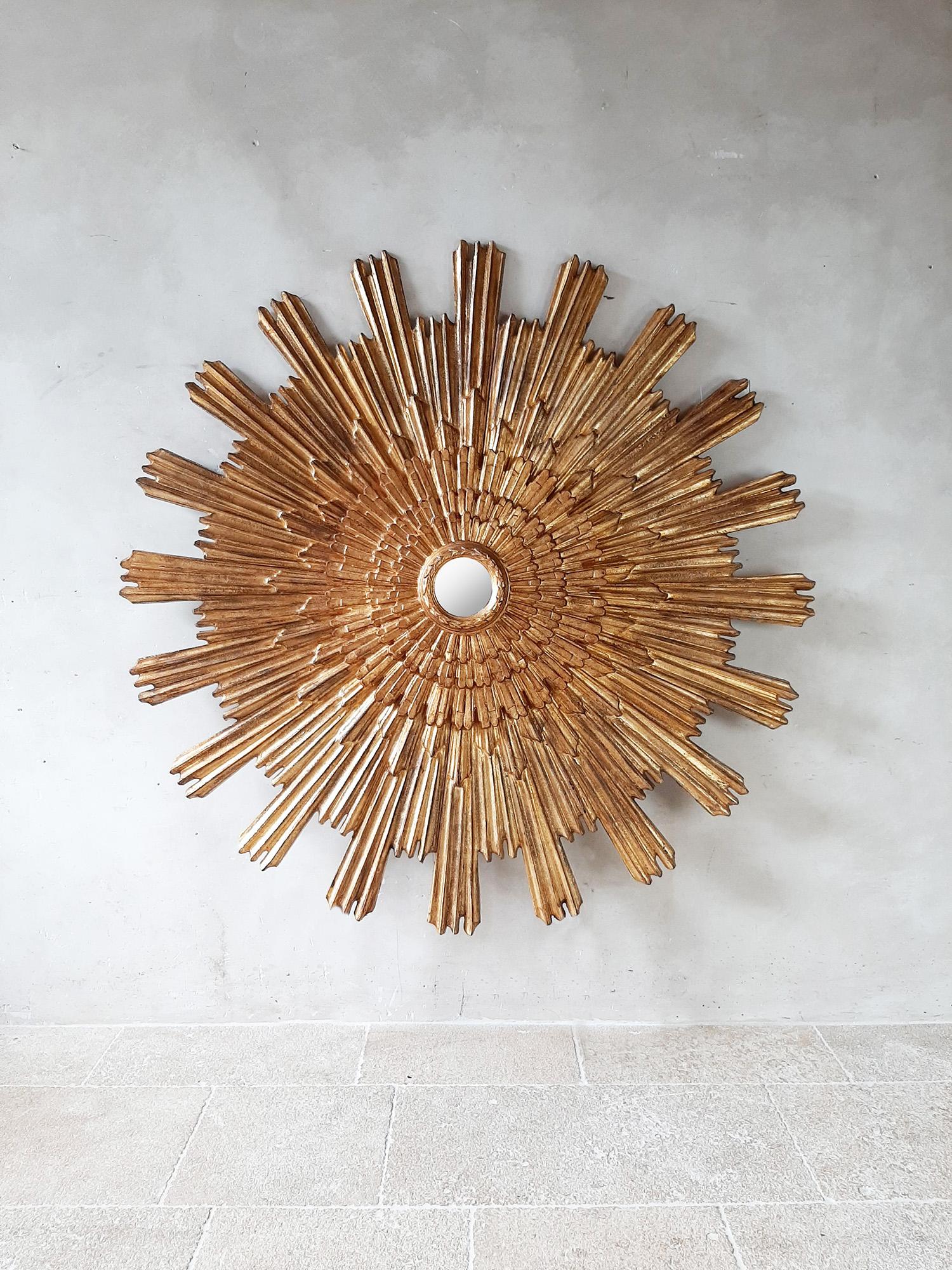 Large antique sunburst mirror. Beatiful large gold patinated sumbeams.
Early 20th Century, France.

Measure: diameter 160 cm.