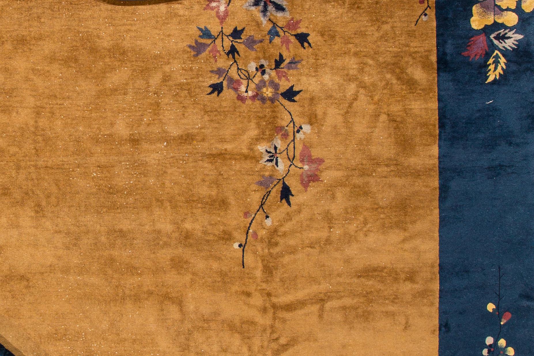 Großer antiker chinesischer Goldenrod-Art-déco-Wollteppich (Handgeknüpft) im Angebot
