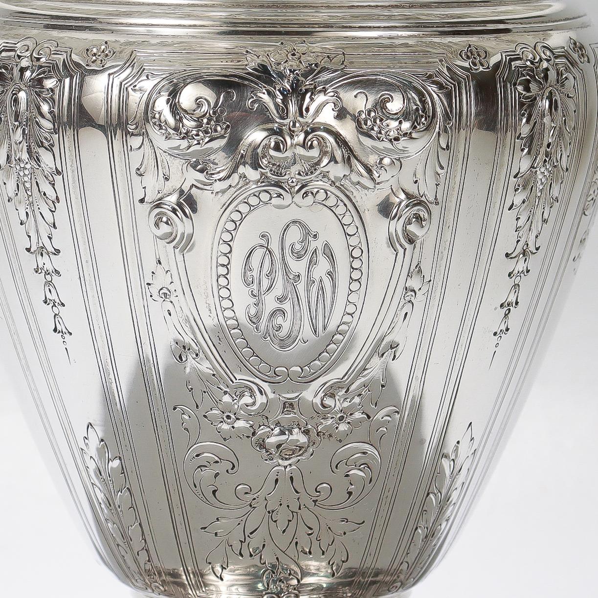 Große antike Gorham Sterlingsilber-Blumenvase mit Maintenon-Muster (Art déco) im Angebot
