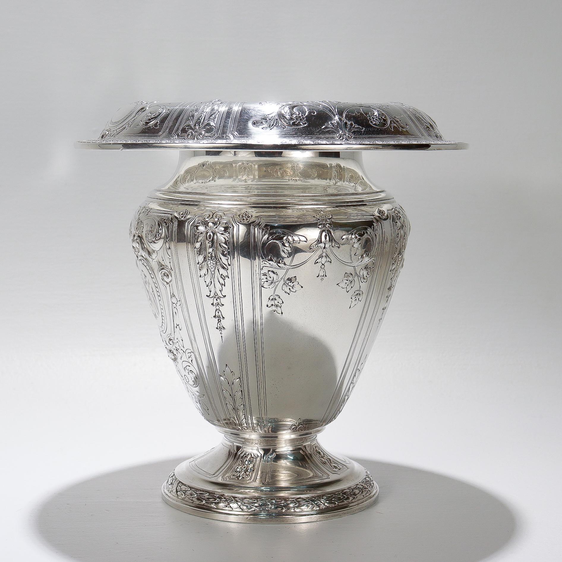 Große antike Gorham Sterlingsilber-Blumenvase mit Maintenon-Muster (amerikanisch) im Angebot